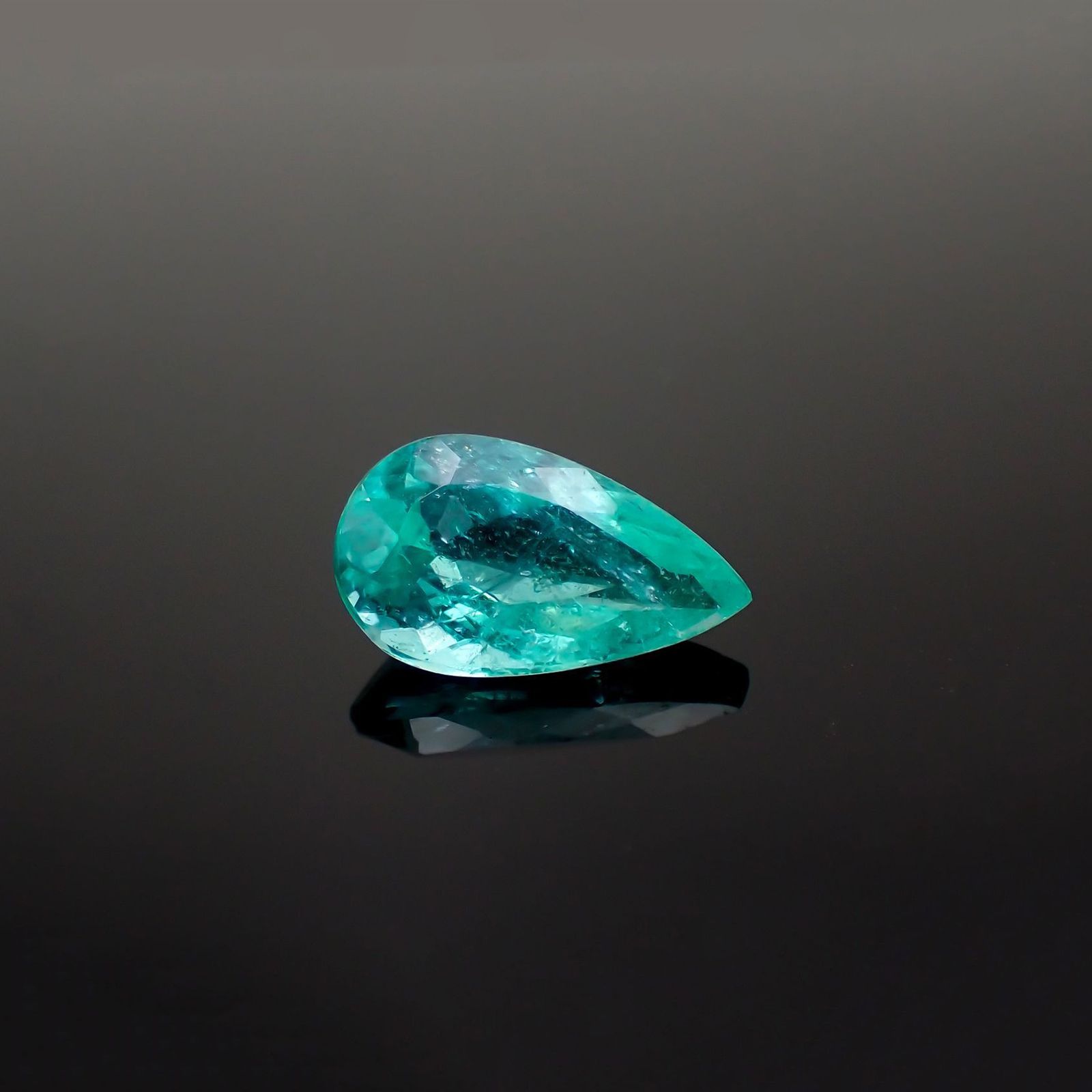 パライバトルマリン モザンビーク産 1.71ct / 10.8×6.4mm前後 [19111759]