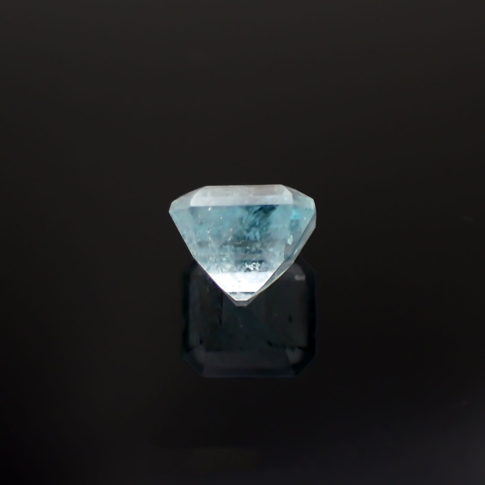 ユークレース(宝石名ブルー・ユークレース)コロンビア産 2.368ct ソ付(彩珠)[221018850]7.6x7.2mm前後