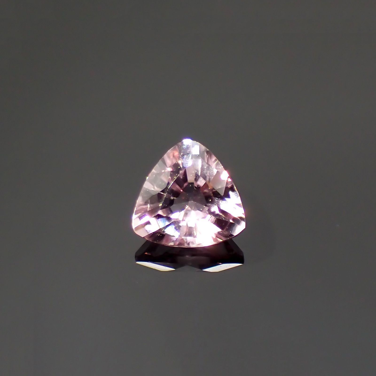 ピンクダイアスポア(宝石名ダイアスポア) アフガニスタン産 識別済 0.51ct / 5.1x5.2mm前後 [210912429]