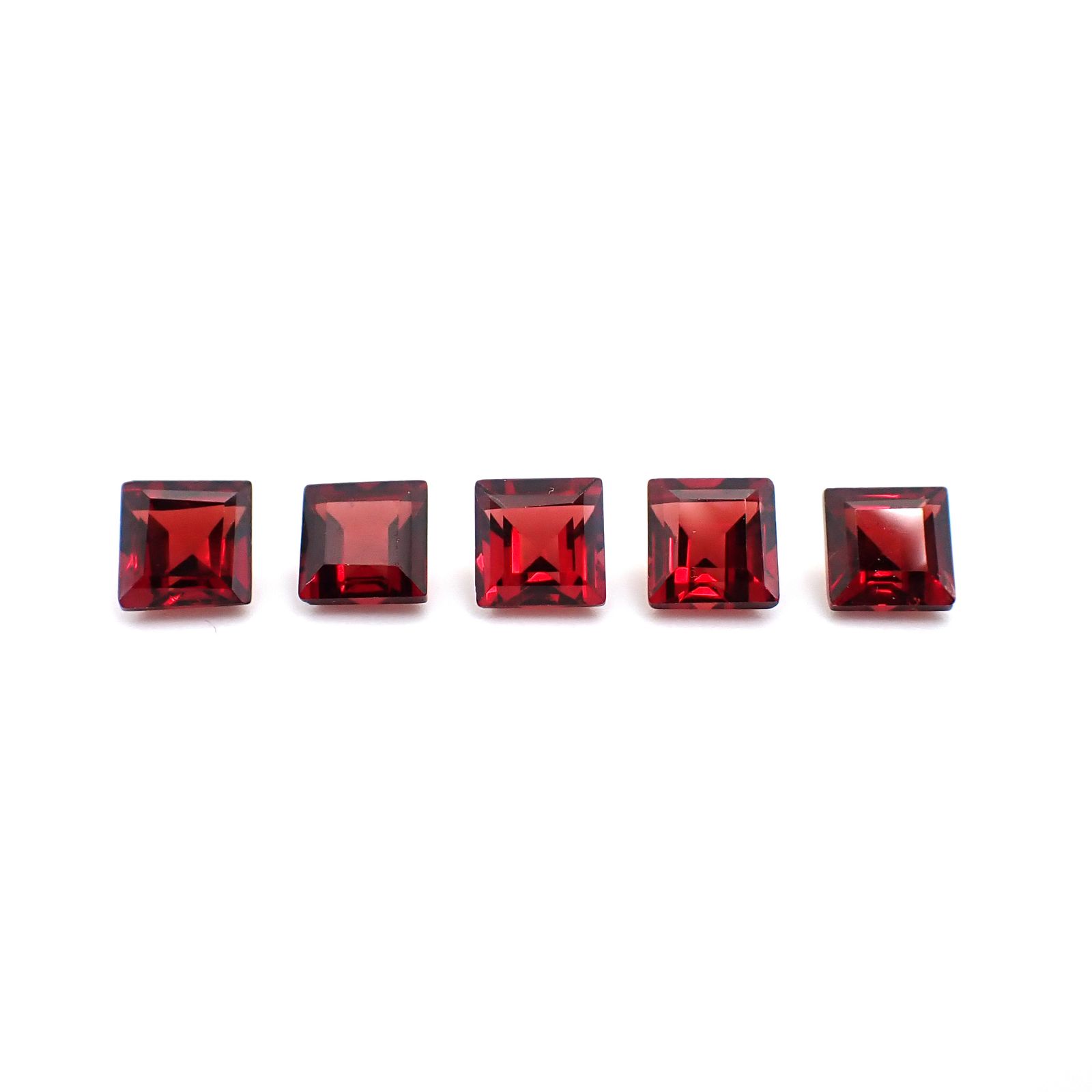 ◇ランダムセレクト◇パイラルスパイトガーネット モザンビーク産 約0.95ct / 5x5mm前後 [260532220]