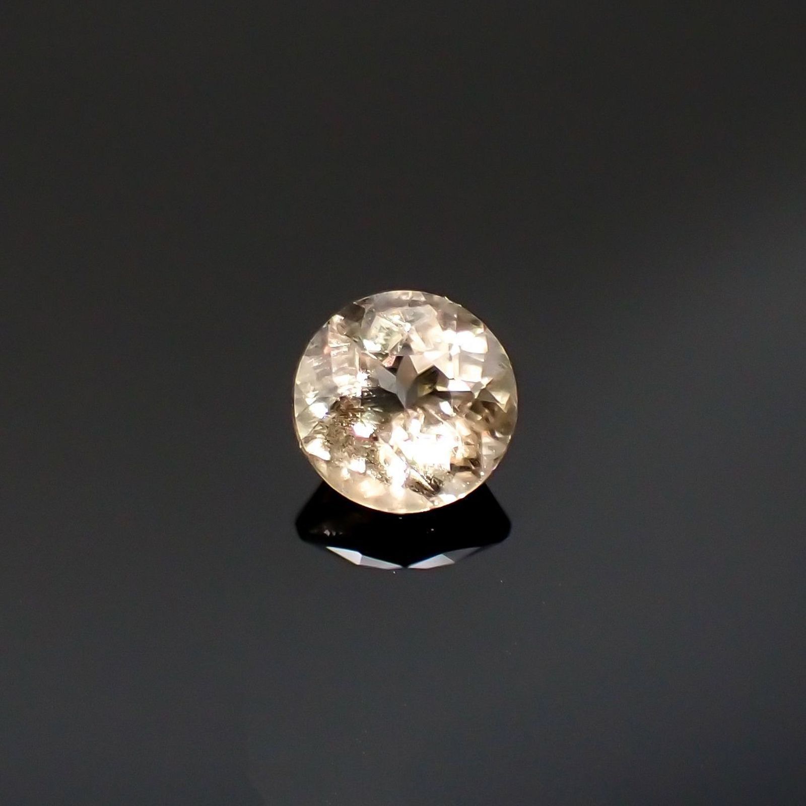 ダイアスポア(宝石名ダイアスポア)トルコ産 識別済 0.87ct / 5.9x5.9mm前後 [2511516030]