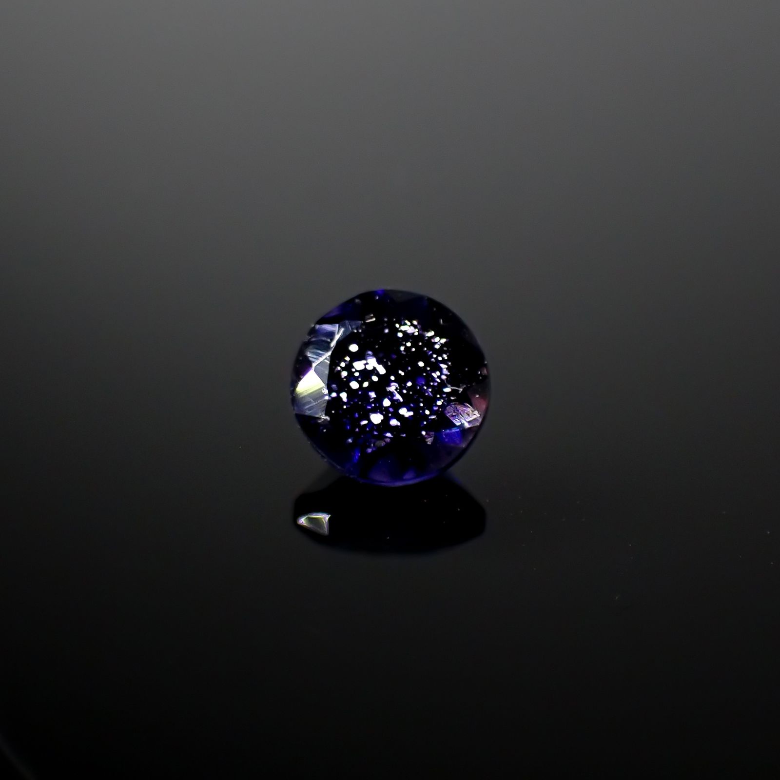 アイオライトサンストーン インド/ブラジル産 0.50ct[240928842]5.2x5.2mm前後