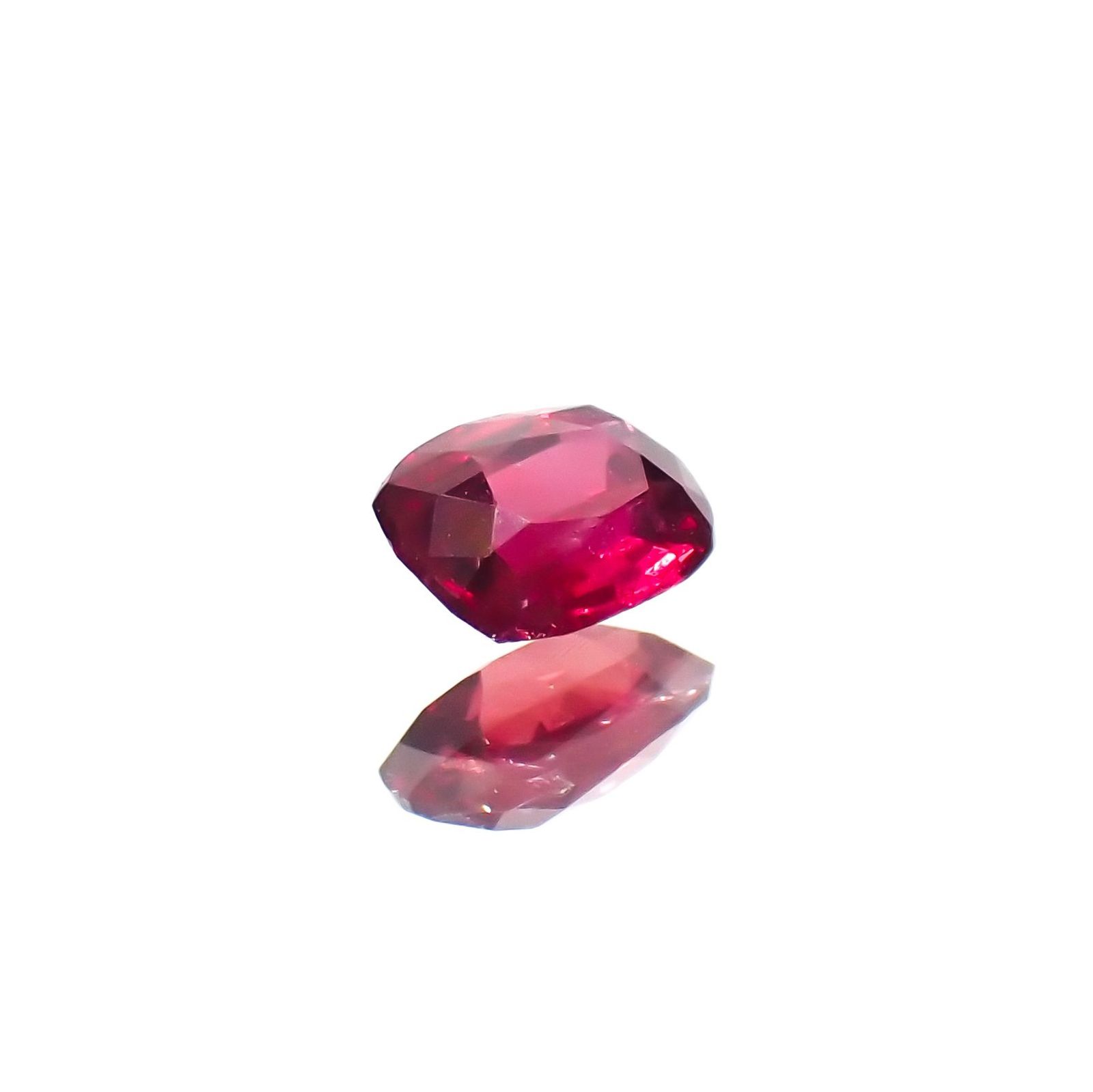 ルビー 非加熱 マダガスカル産 0.25ct / 4.2x3.1mm前後 [230622343]