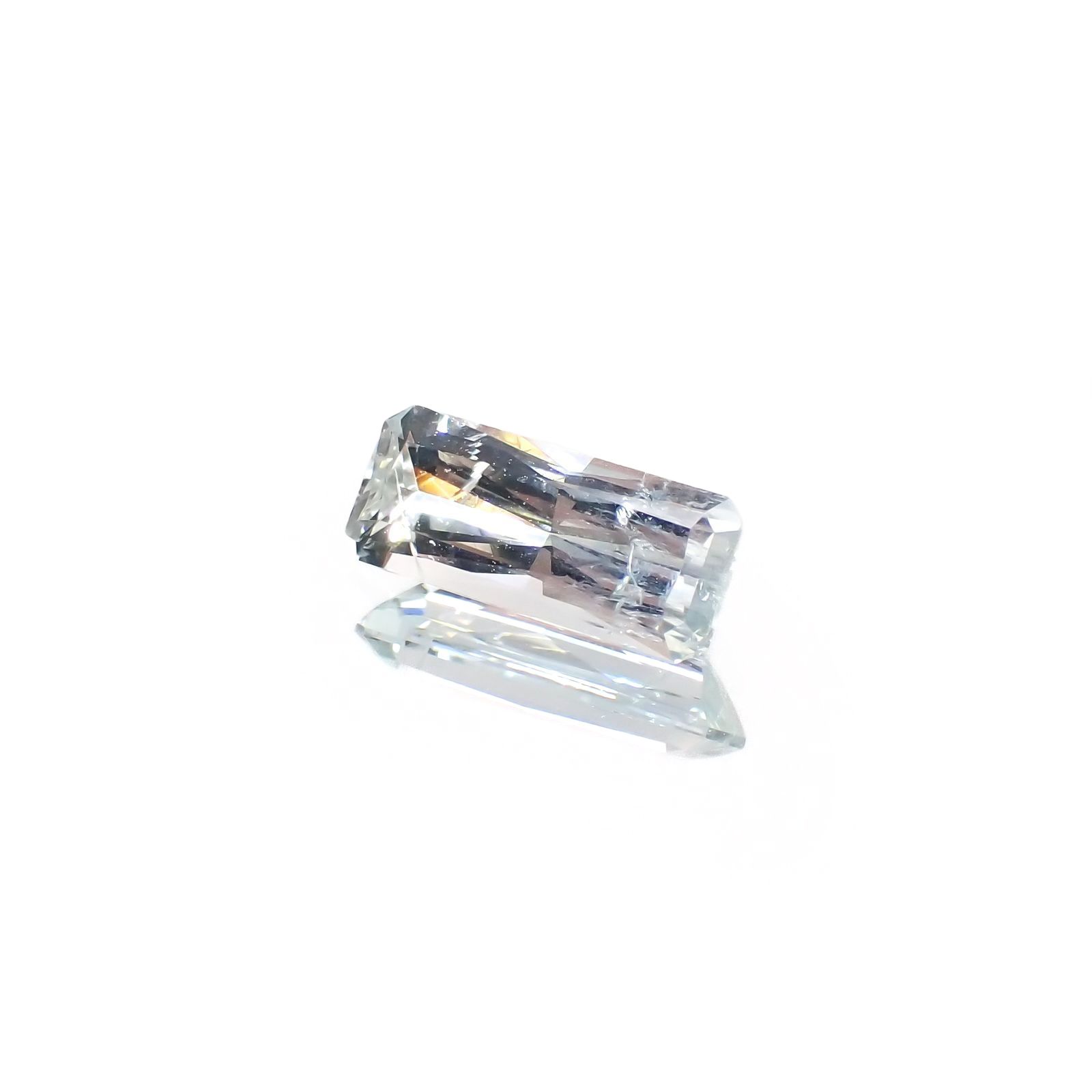 ジェレメジェバイト(宝石名エレメジェバイト)ナミビア産 ソ付(彩珠) 1.084ct / 10x4.2mm前後 [220616456]