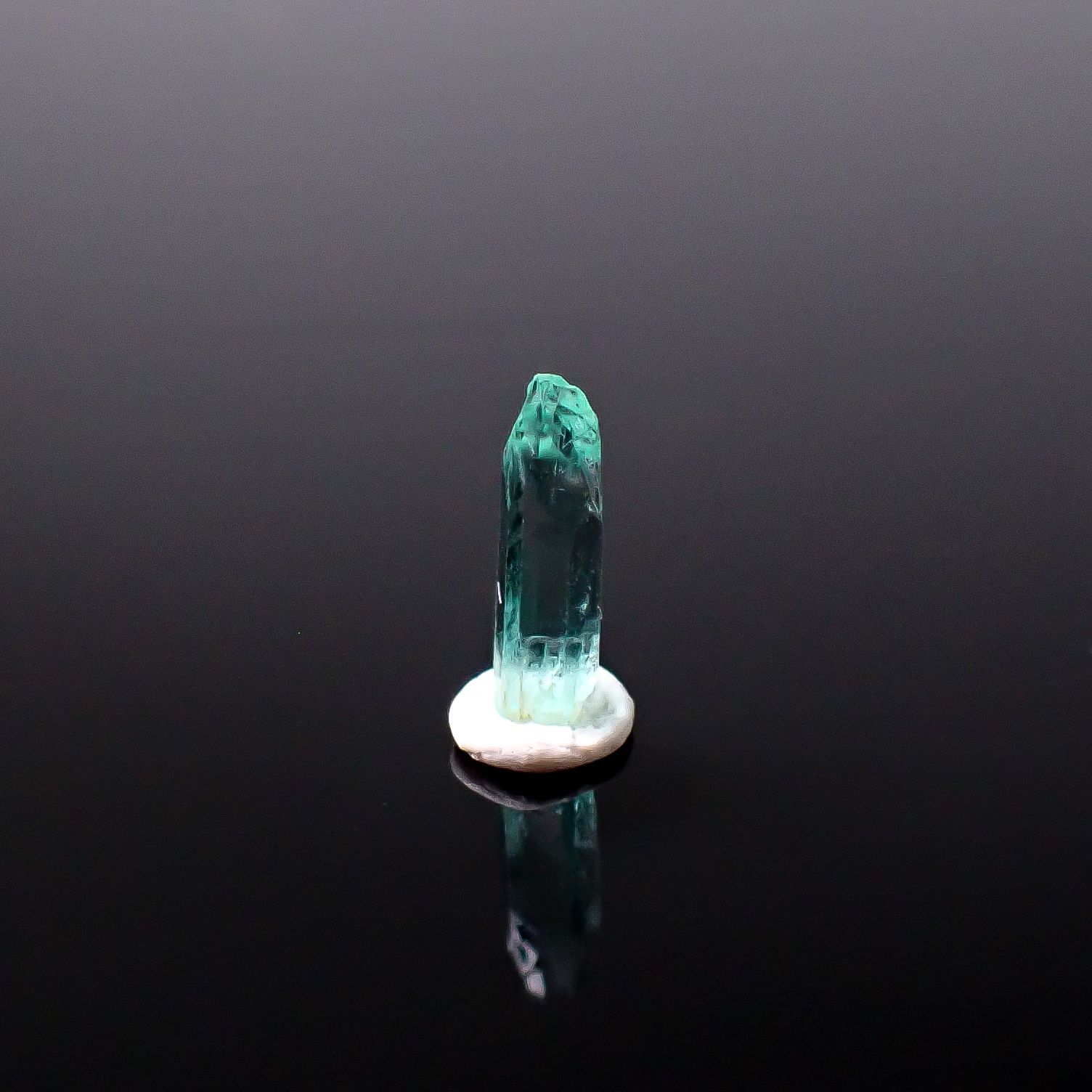 ミントベリル柱状結晶 原石 ナイジェリア産 0.51ct / 9.6x2.7mm前後 [251231421]