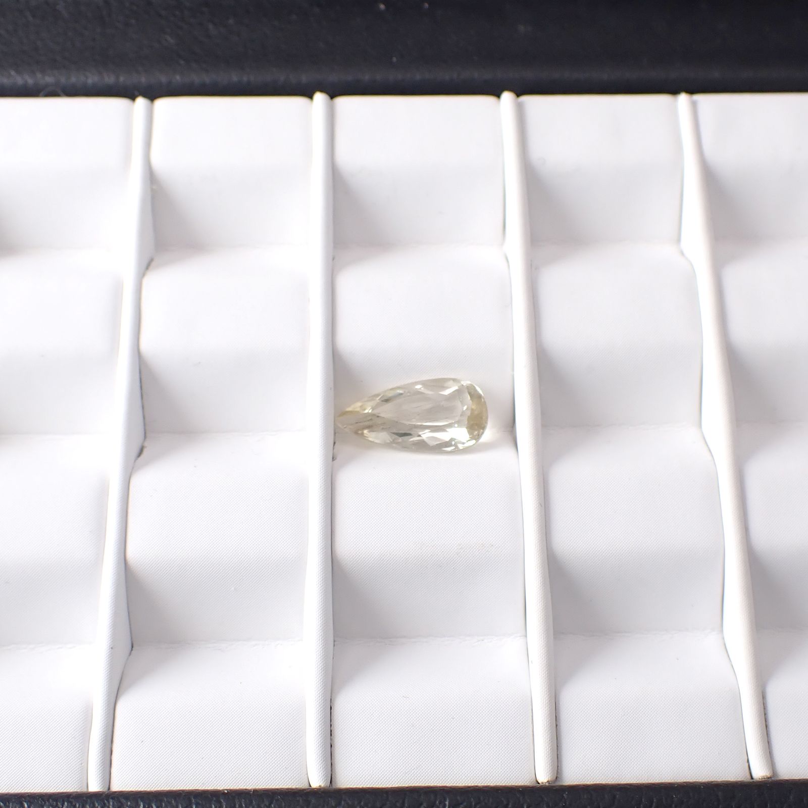 イエロースキャポライト(宝石名イエロー・スキャポライト)ブラジル・ミナスジェライス州産 識別済 1.39ct / 11.1x5.7mm前後 [251118021]