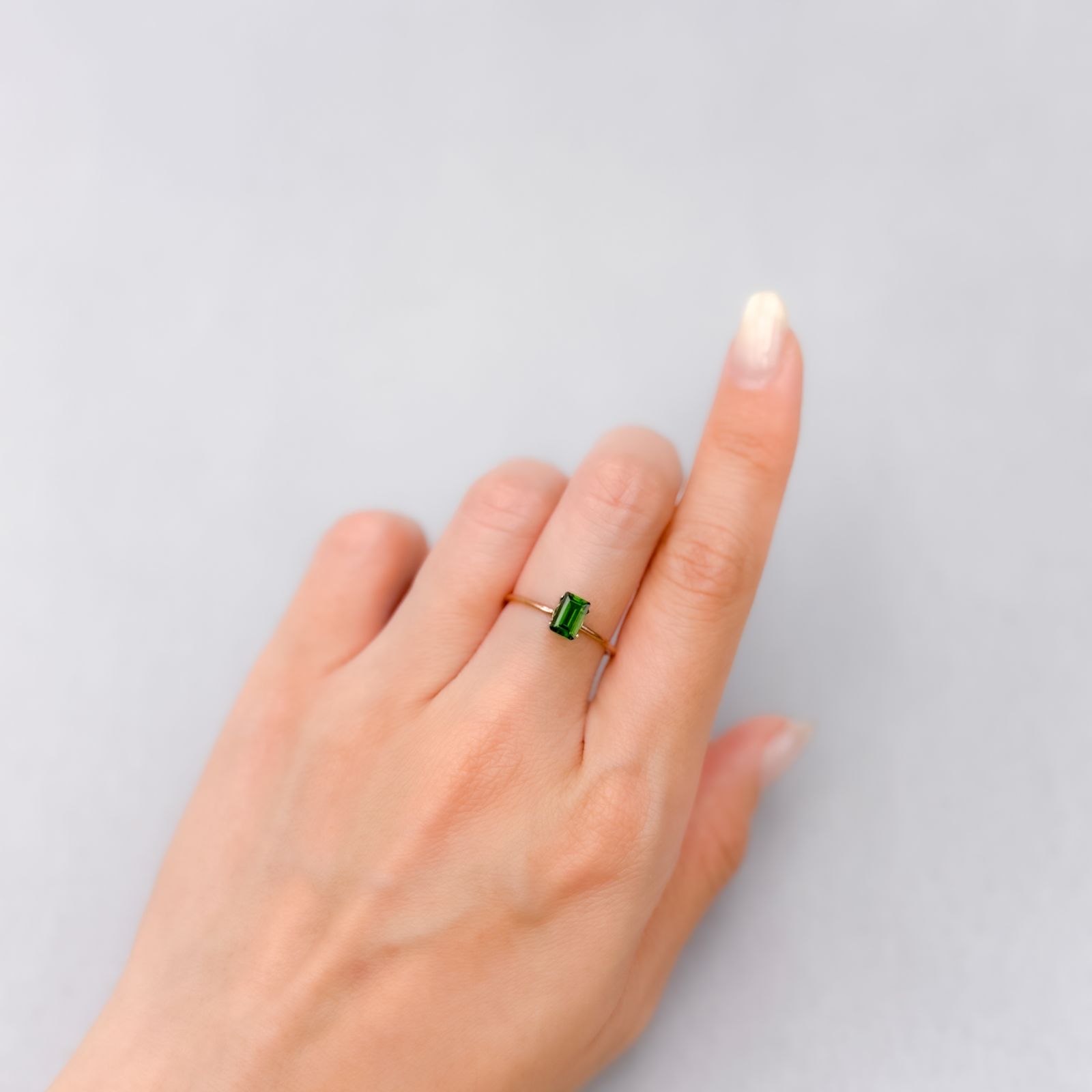 クロムダイオプサイド(宝石名クロム・ダイオプサイド)ロシア産 0.66ct 識別済[250430280]6.2x4mm前後