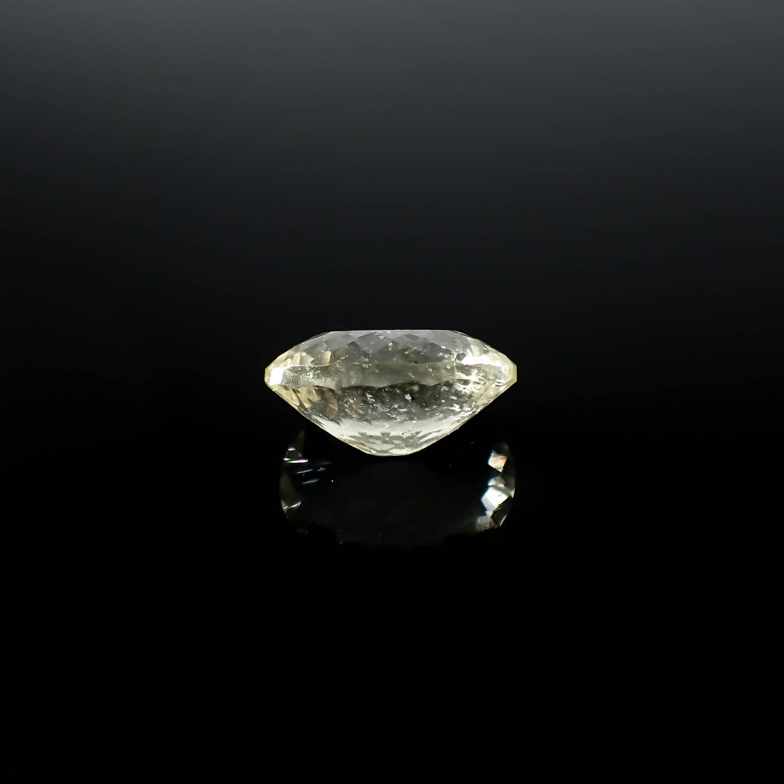 リビアングラス 発見地：エジプト・リビア砂漠 8.27ct / 16.5x12.9mm前後 [251131302]