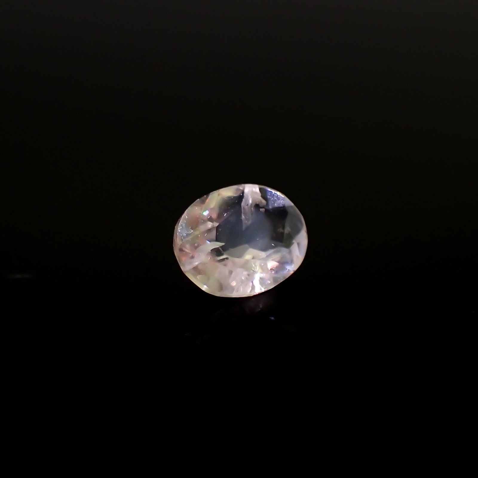 リューサイト 遊色効果あり(宝石名リューサイト)イタリア産 0.38ct 識別済[240527519]5.7x4.3mm前後