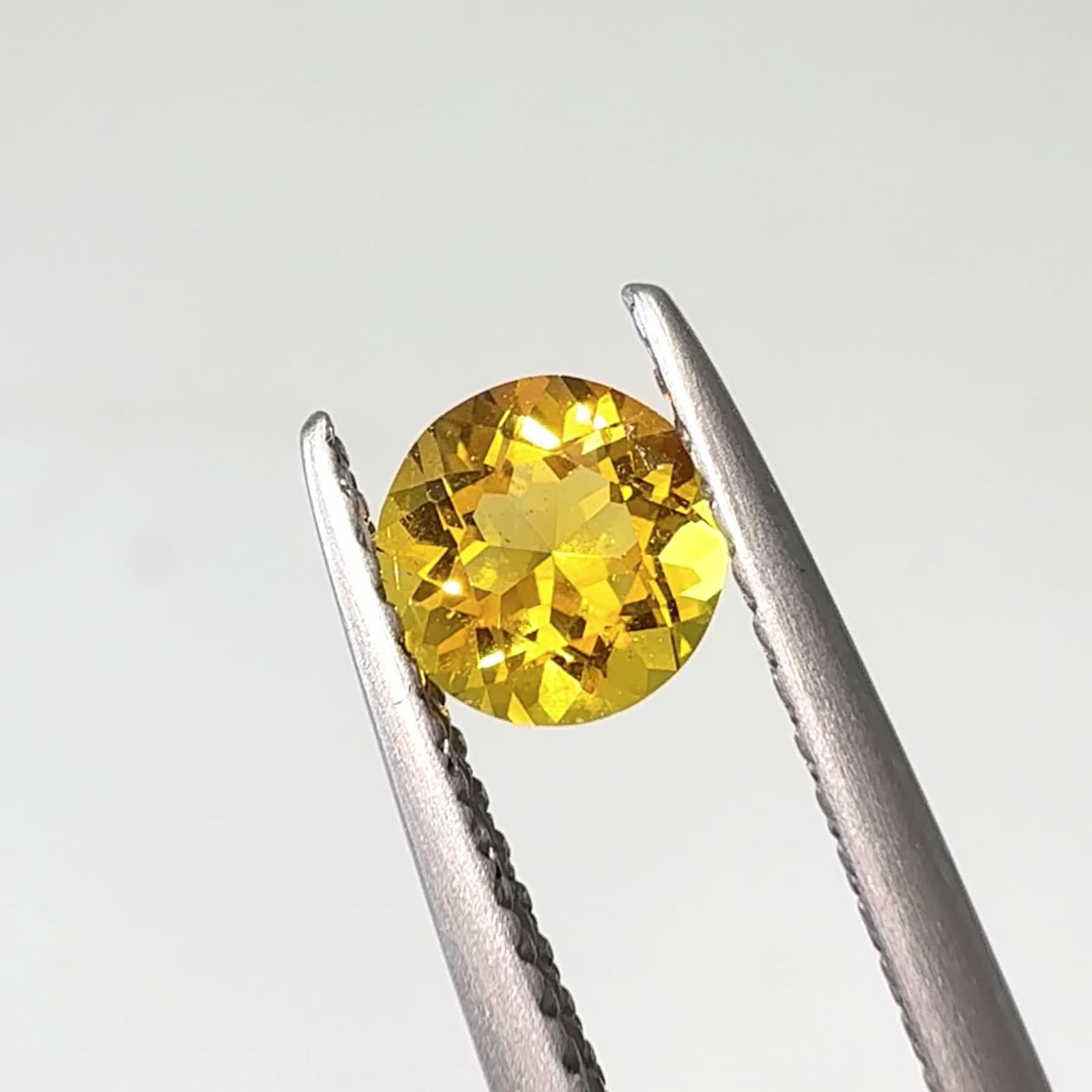 ゴールデンベリル(宝石名ベリル)ブラジル産 識別済 0.46ct / 5.1x5.1mm