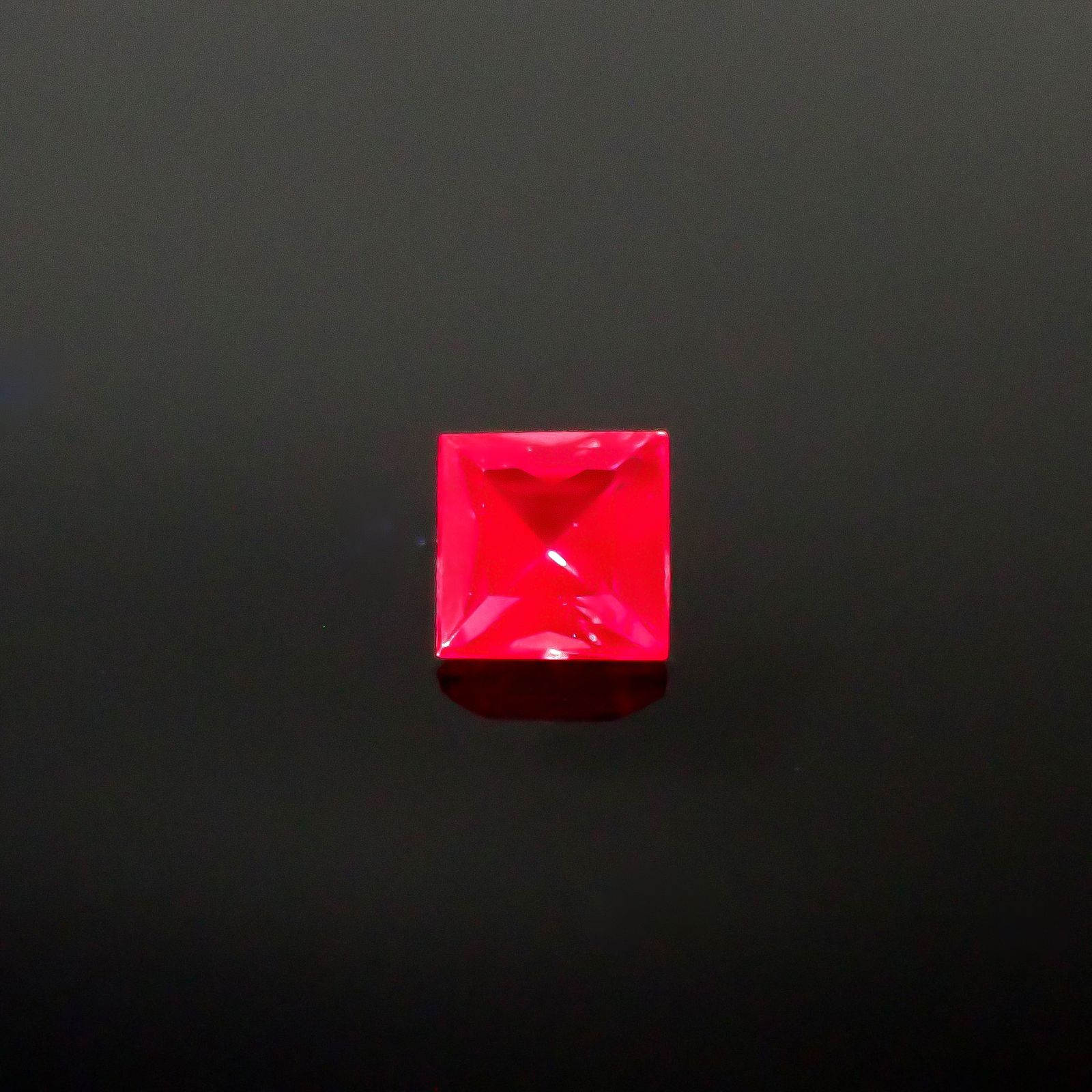 ◇プリンセスカット◇ホットピンクスピネル(宝石名ピンク・スピネル)タンザニア産 0.16ct 識別済[240828601]3x3mm前後