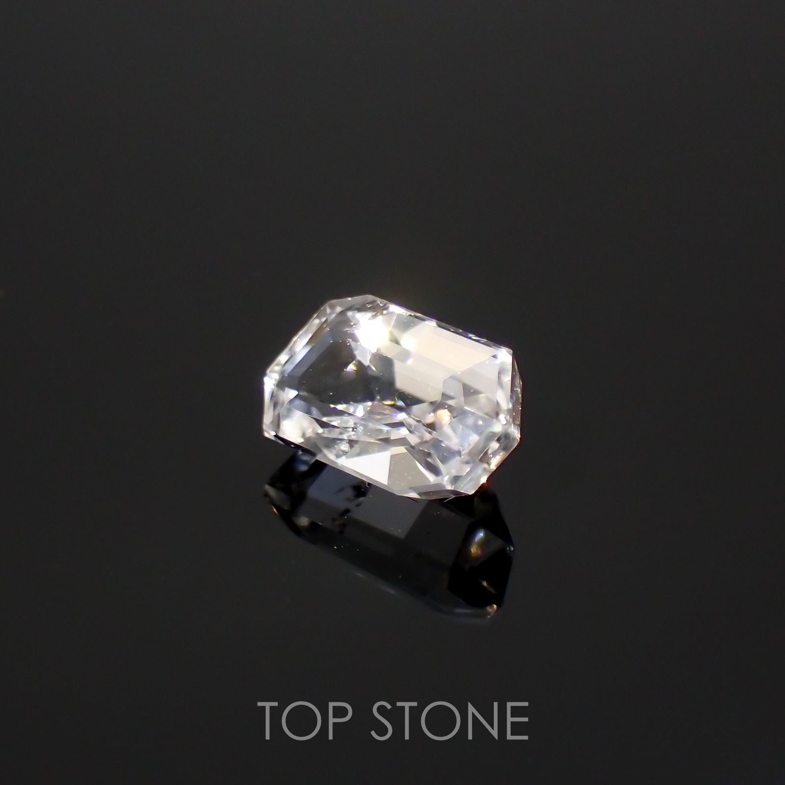 カラーレスエンスタタイト(宝石名ホワイト・エンスタタイト)スリランカ産 0.93ct 識別済[220115572]6.6x4.2mm前後