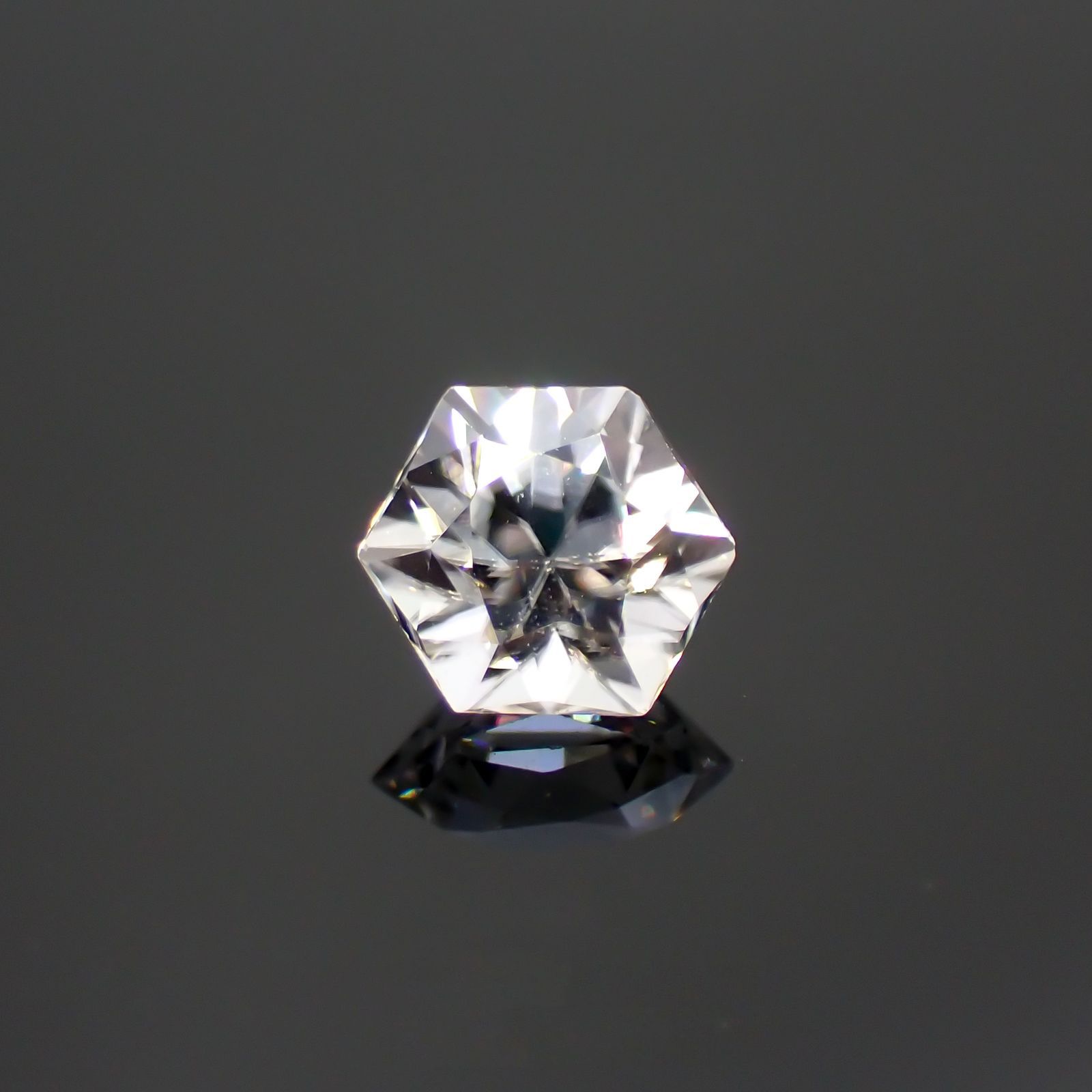 ◇ヘキサゴンカット◇カラーレスジルコン(宝石名ホワイト・ジルコン)スリランカ/カンボジア産 0.84ct 識別済[220114271]4.7x4.6mm前後