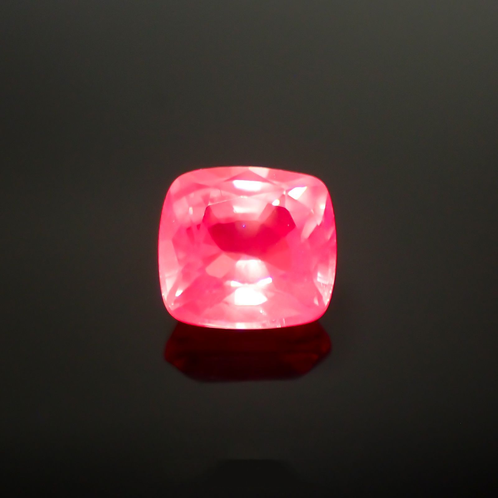 ピンクスピネル(宝石名ピンク・スピネル)タンザニア産 1.305ct ソ付(彩珠)[231124093]6.4x5.9mm前後