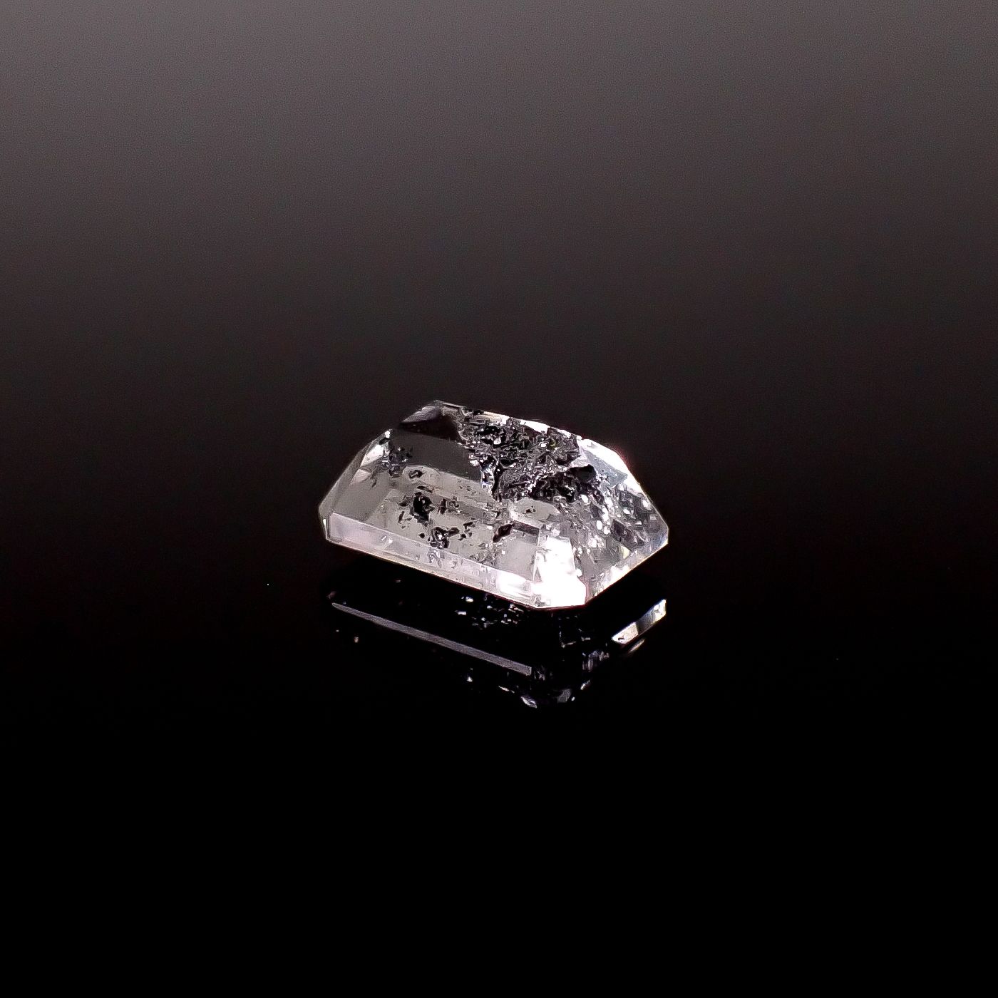 グラファイトインクォーツ ブラジル産 2.52ct / 9.6x7mm前後 [260331936]