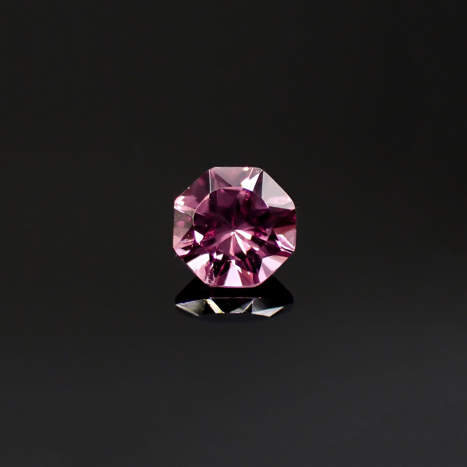 ◇オクタゴンカット◇カラーシフト マラヤガーネット(宝石名ガーネット)タンザニア産 0.61ct 識別済[220817567]5.1x5mm前後