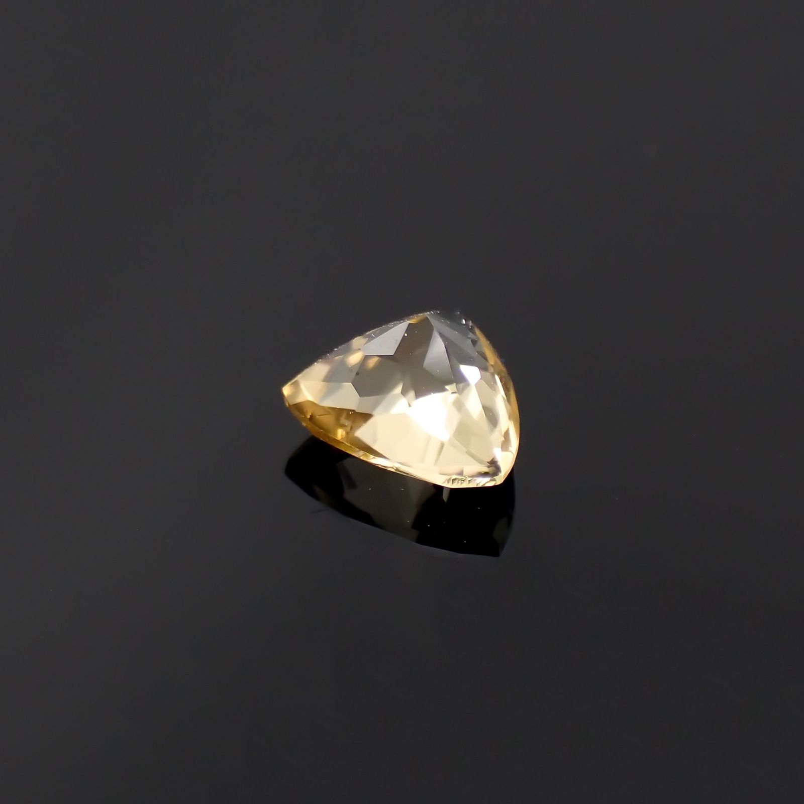シンハライト(宝石名シンハライト)スリランカ産 0.68ct 識別済 [221219713]5.2x6mm前後
