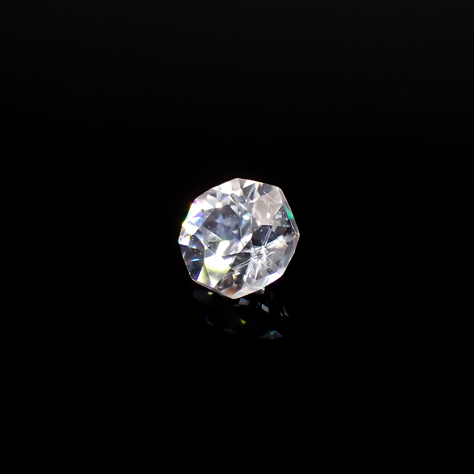 ◇オクタゴンカット◇カラーレスジルコン(宝石名ホワイト・ジルコン)スリランカ/カンボジア産 識別済 0.83ct / 5x4.9mm前後 [251231382]