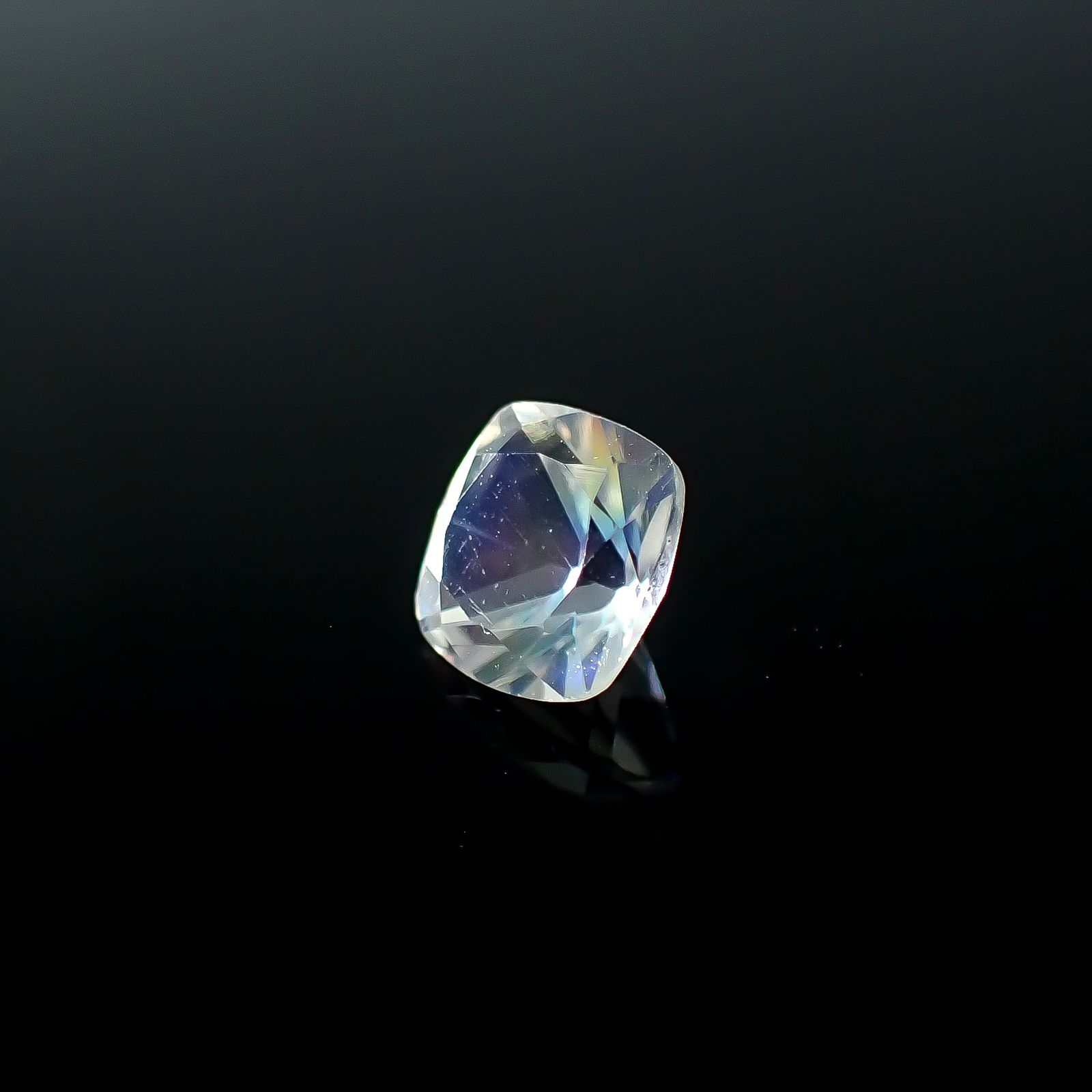 レインボームーンストーン タンザニア産 0.53ct [250730920]5.3x5.2mm前後