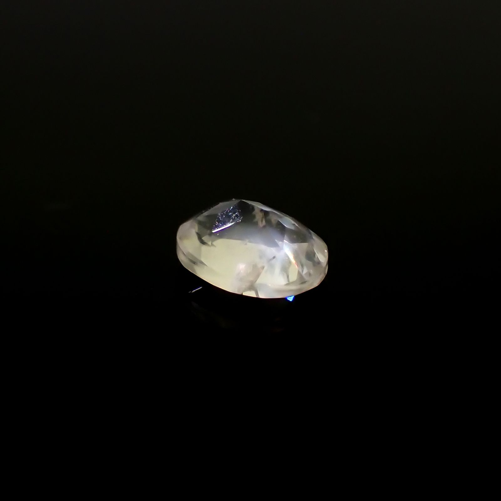 リューサイト 遊色効果あり(宝石名リューサイト)イタリア産 0.38ct 識別済[240527519]5.7x4.3mm前後