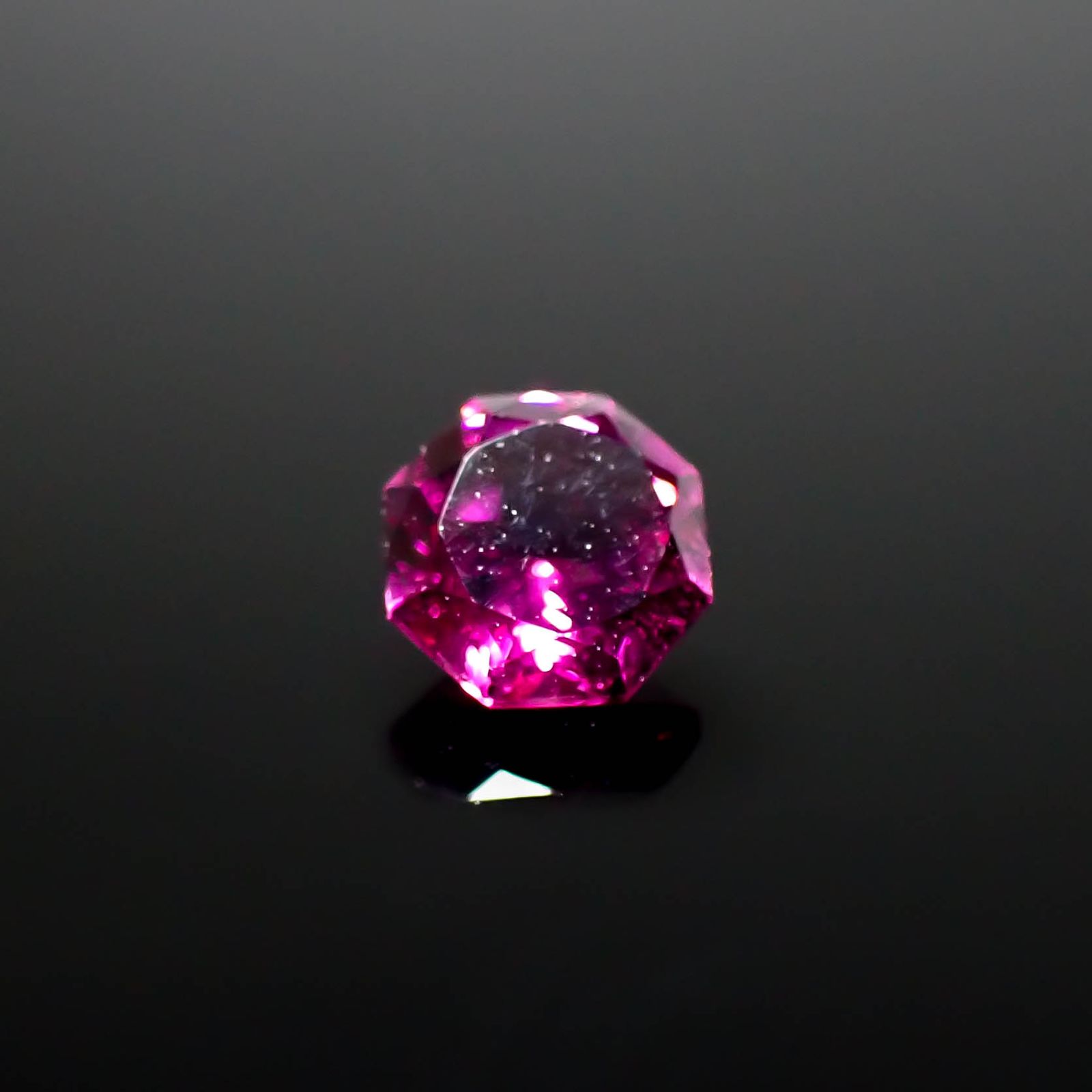 ◇オクタゴンカット◇ロードライトガーネット(宝石名ロードライト・ガーネット)ブラジル産 0.71ct 識別済[250129749]5.1x5mm前後