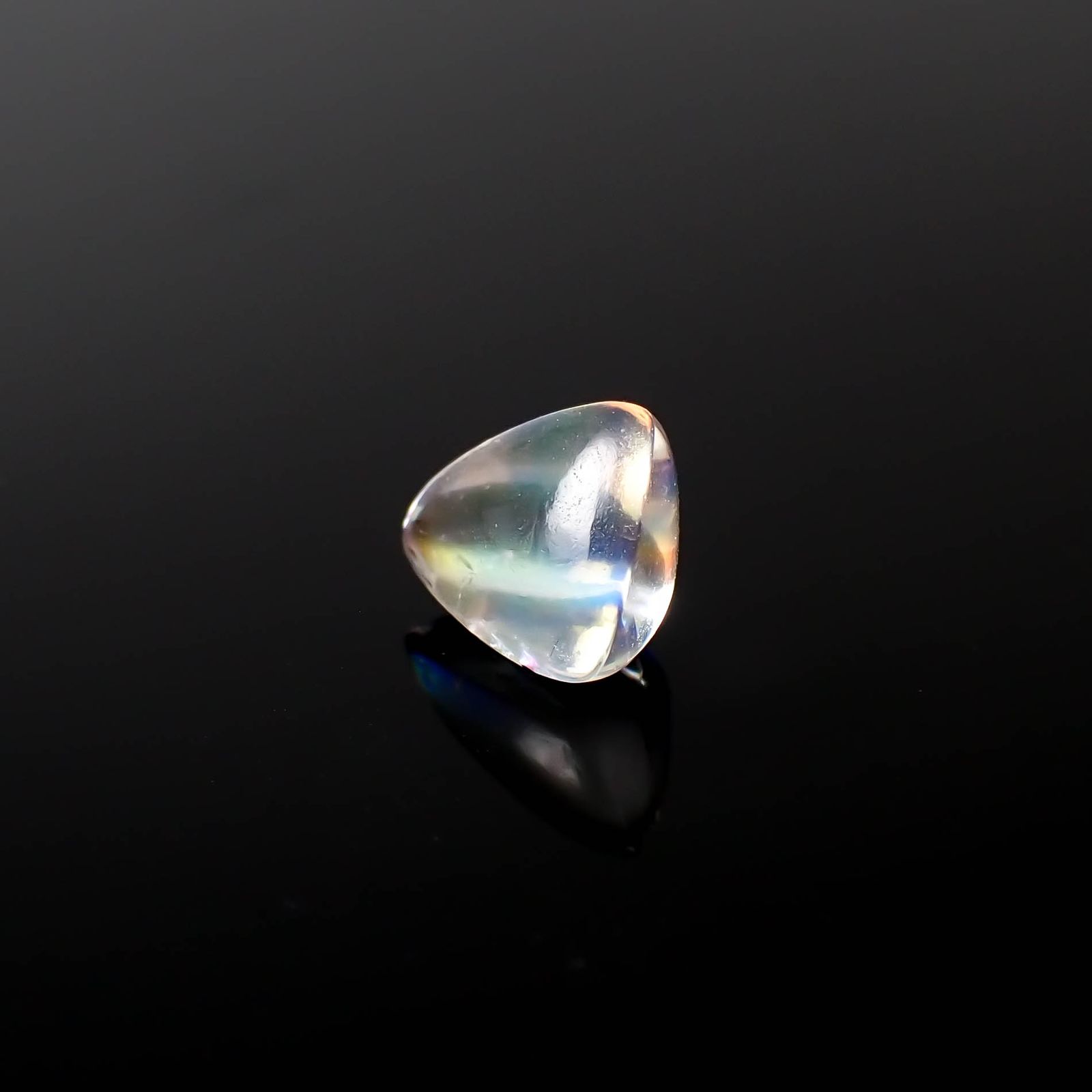 ◇バフカット◇レインボームーンストーン(宝石名ラブラドライト)マダガスカル産 1.080ct ソ付(彩珠)[240427199]7.1x5.9mm前後