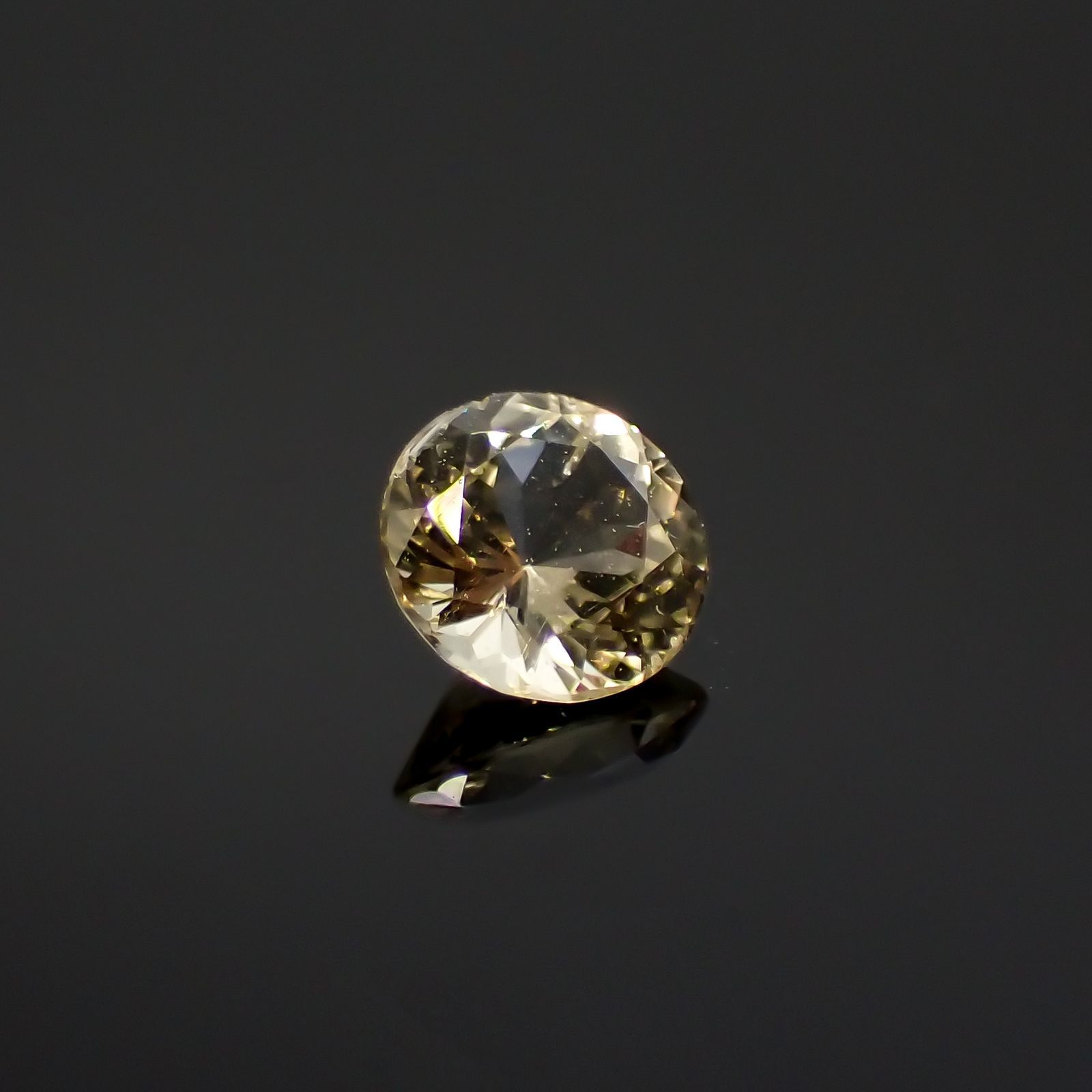 イエローダンビュライト(宝石名イエロー・ダンブライト)タンザニア産 0.24ct 識別済[220918013]4.1x4.1mm前後