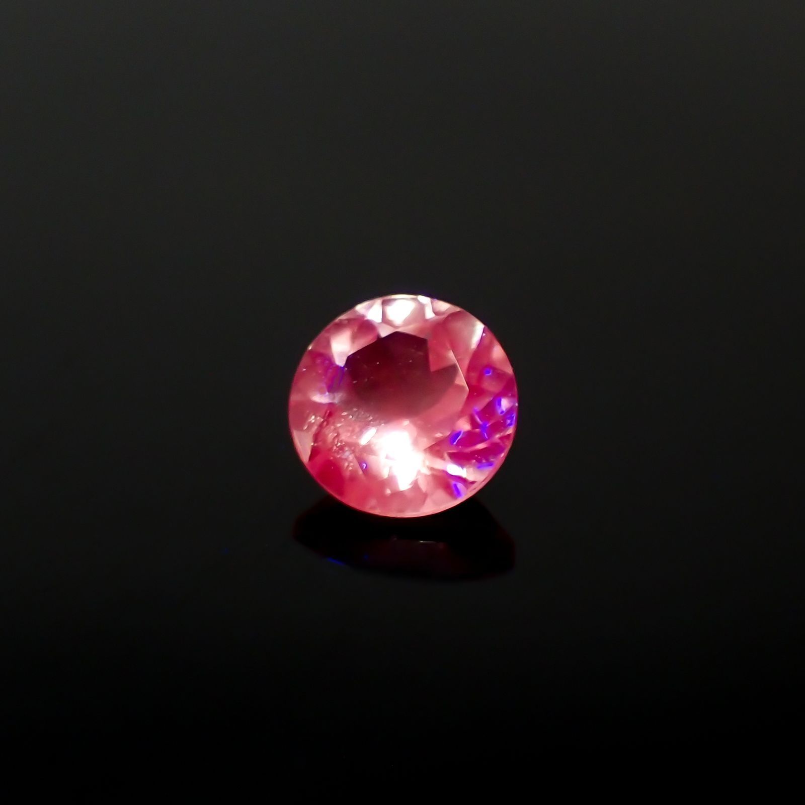 シルキーピンクスピネル タンザニア産 0.47ct / 4.9x4.9mm前後 [260524950]