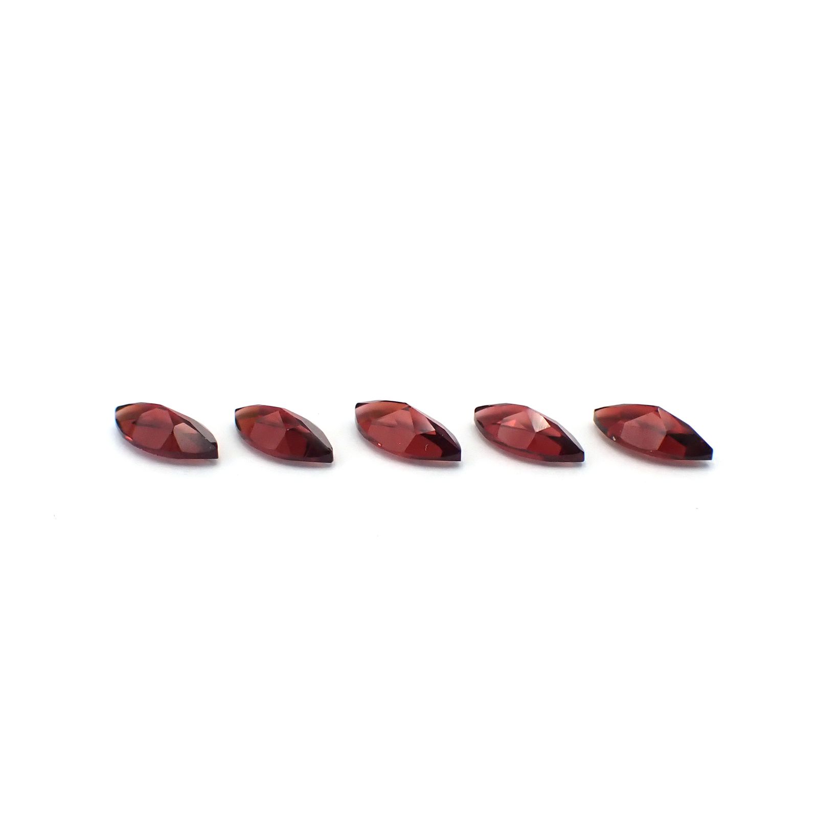 ◇ランダムセレクト◇パイロープアルマンディンガーネット モザンビーク産 約0.64ct / 8.1x4mm前後 [260532217]