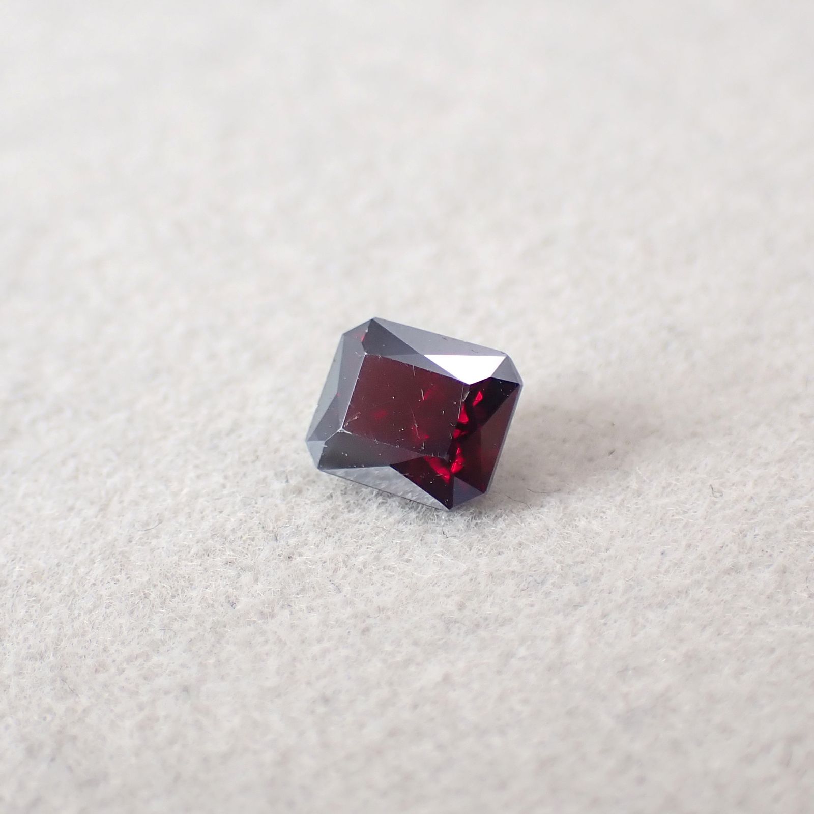 キュープライト単結晶 コンゴ民主共和国産 1.42ct / 6.1x5.1mm前後 [260331947]