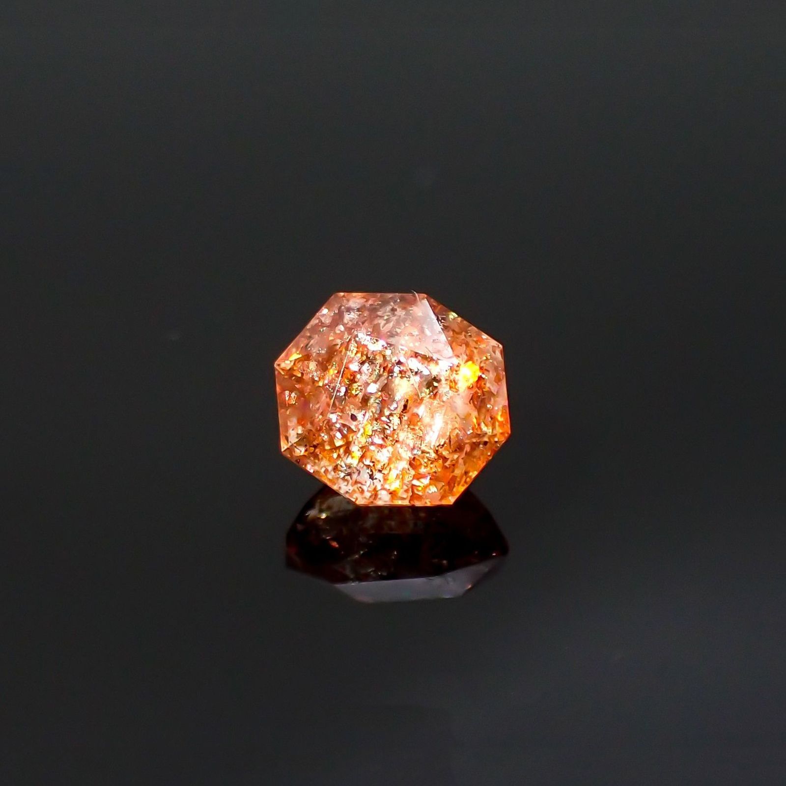 ◇オクタゴンカット◇イリュージョンサンストーン インド産 0.56ct / 5.2x4.8mm前後 [260215492]