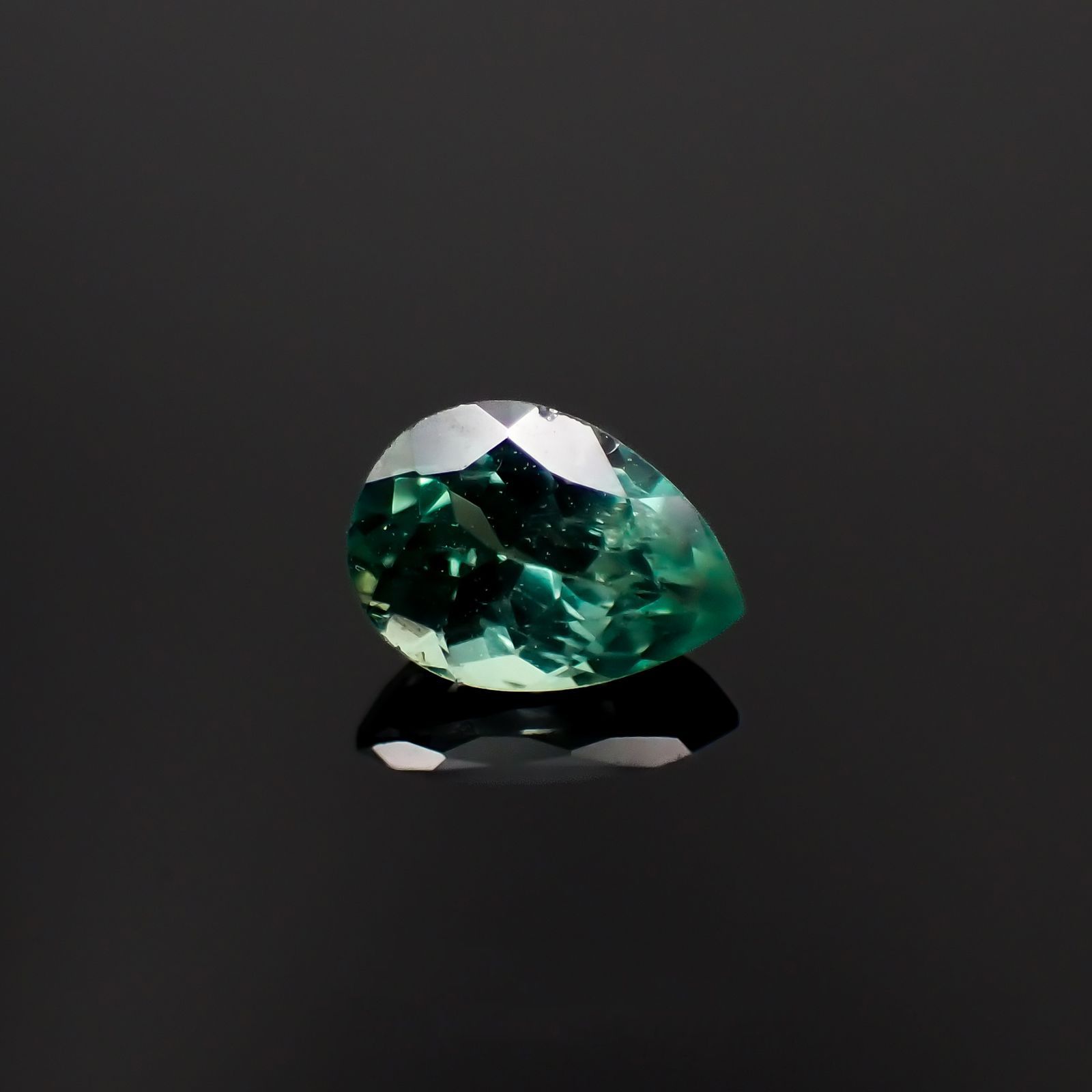 アレキサンドライト(宝石名アレキサンドライト)インド産 0.52ct 識別済[221219406]5.7x4.1mm前後