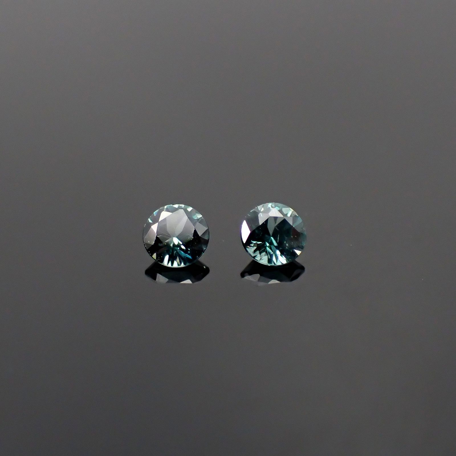 ◇ペアセット◇ベキリーブルーガーネット（カラーチェンジガーネット アレキタイプ） マダガスカル・ベキリー産 0.15ct / 2.5x2.5mm前後 [251231550]