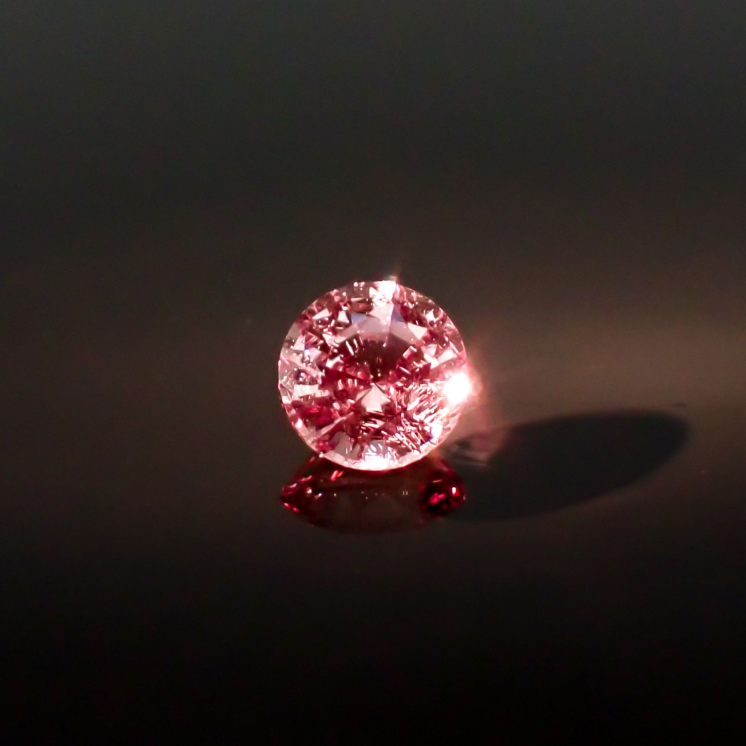 ドラゴンガーネット タンザニア産 0.61ct / 5x5mm前後 [260532241]