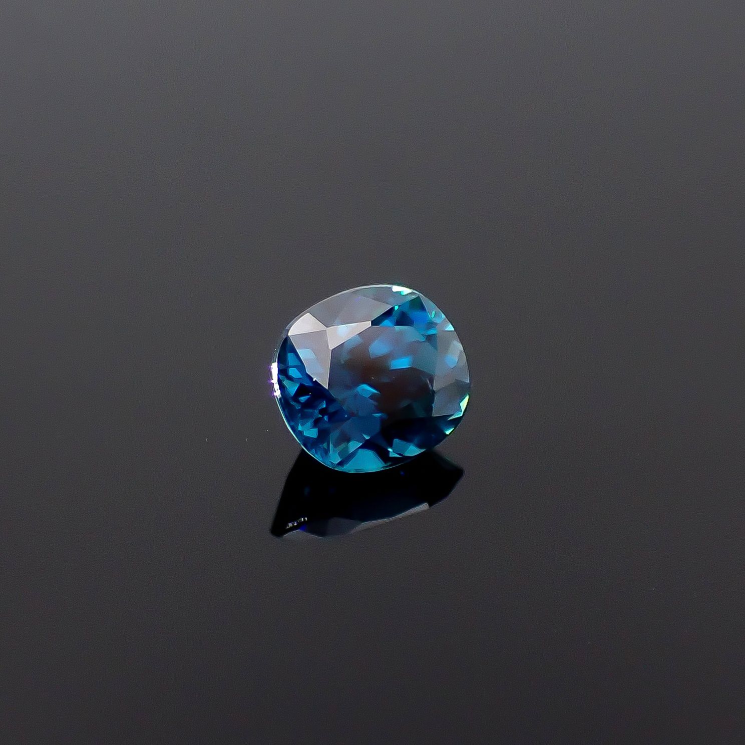 ラタナキリブルージルコン カンボジア産 1.58ct / 6.7x5.8mm前後 [251231476]