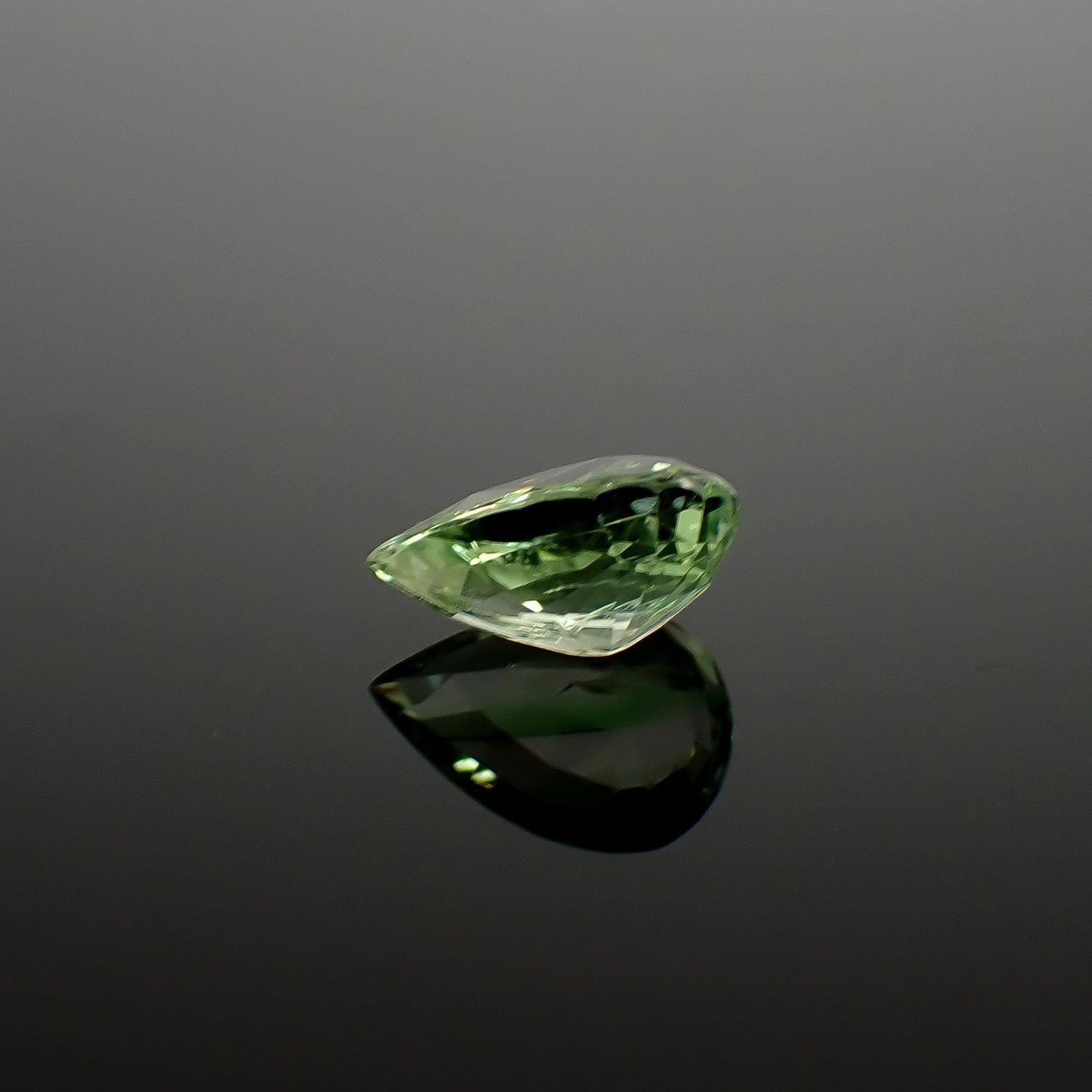 ミントガーネット(宝石名ガーネット)タンザニア産 識別済 2.03ct / 9.7x6.8mm前後 [260832722]