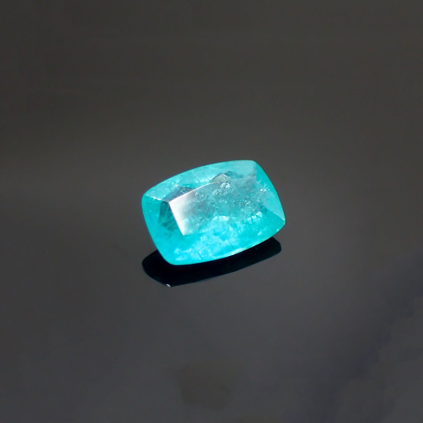 パライバトルマリン(宝石名トルマリン/別名パライバ・トルマリン) ブラジル産 GIA鑑付 0.99ct / 8×5.5mm前後 [19110908]