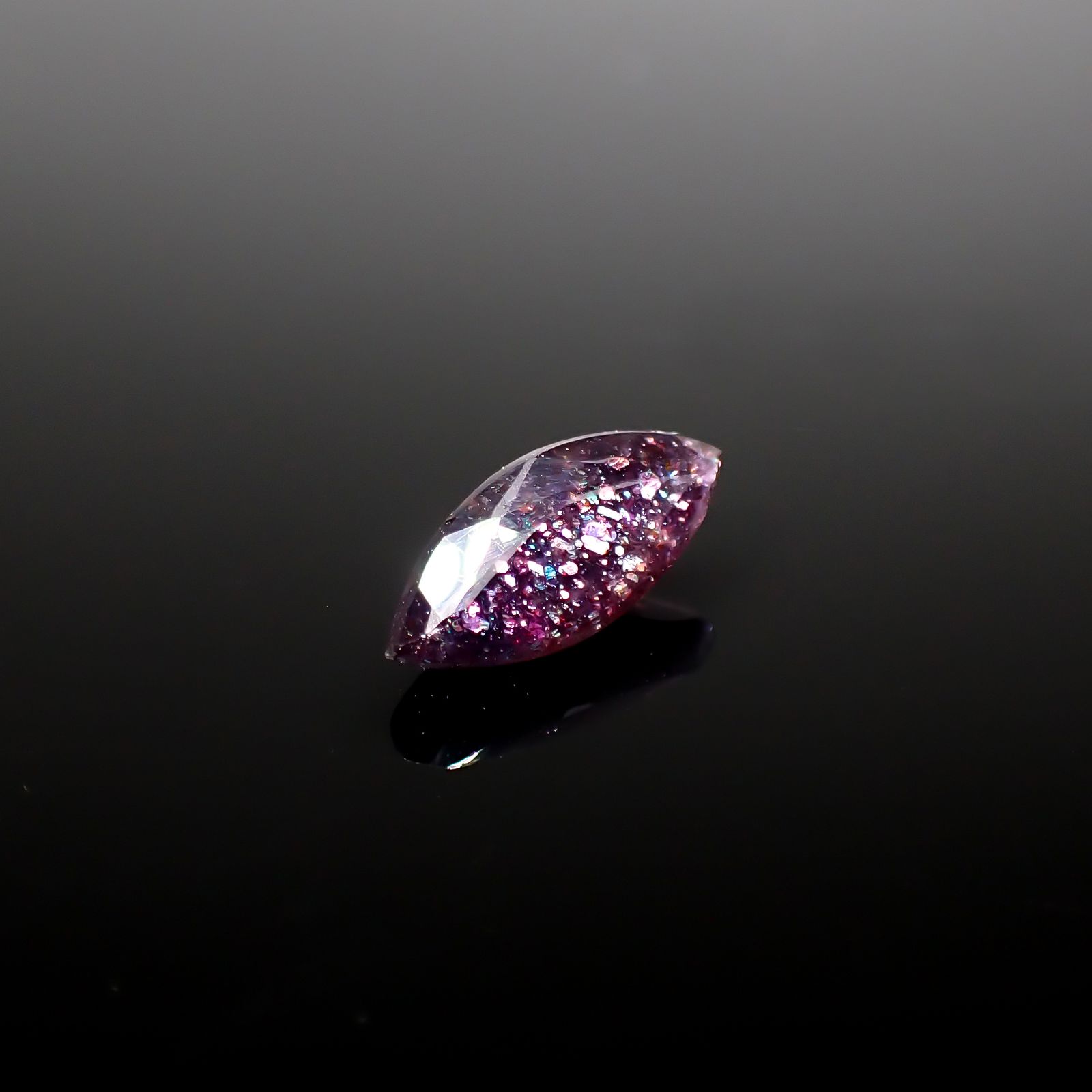 ブラッドショットアイオライト インド産 1.72ct [241129462]12.7x5.7mm前後