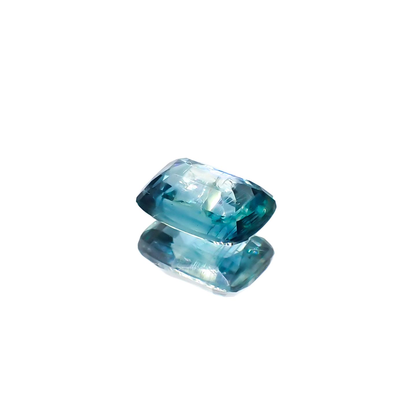 バイカラーカイヤナイト(宝石名カイヤナイト)ネパール産 0.88ct 識別済[240326688]6.4x4.5mm前後
