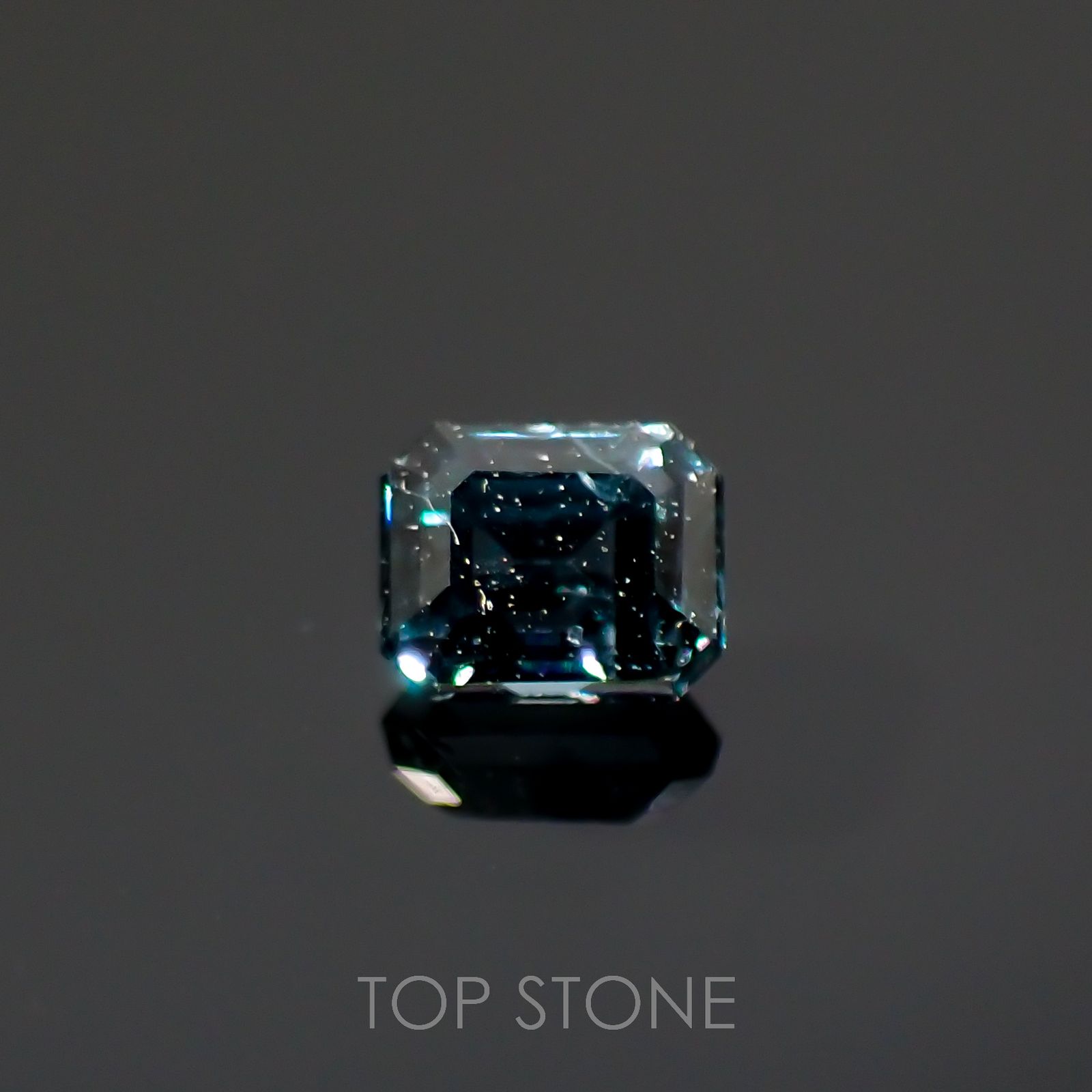 カラーチェンジガーネット アレキタイプ(宝石名ガーネット)マダガスカル・ベキリー産 0.11ct 識別済[220616542]2.7x2.2mm前後