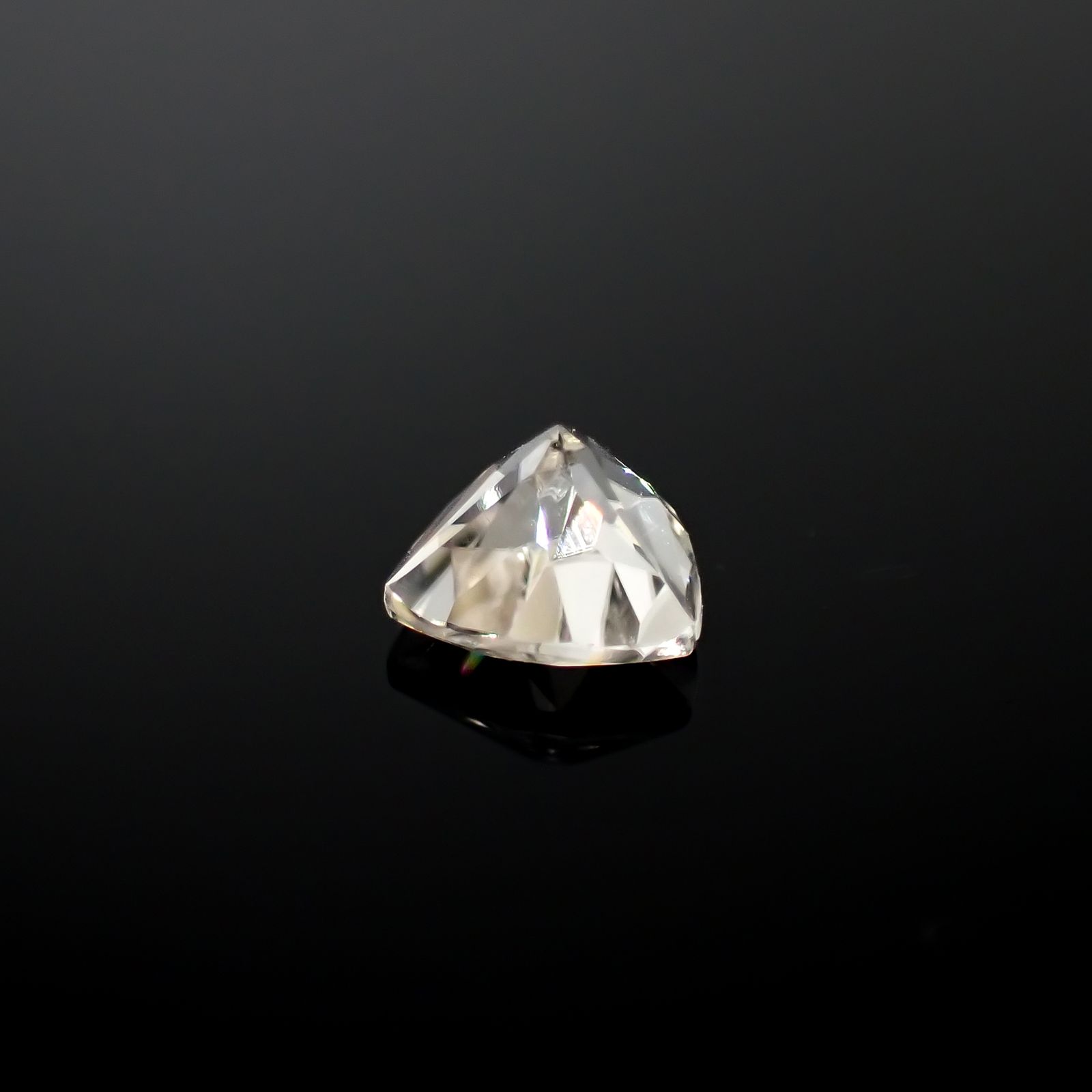 カラーレスジルコン(宝石名ジルコン)スリランカ/カンボジア産 0.92ct 識別済[240928898]5.4x5.6mm前後