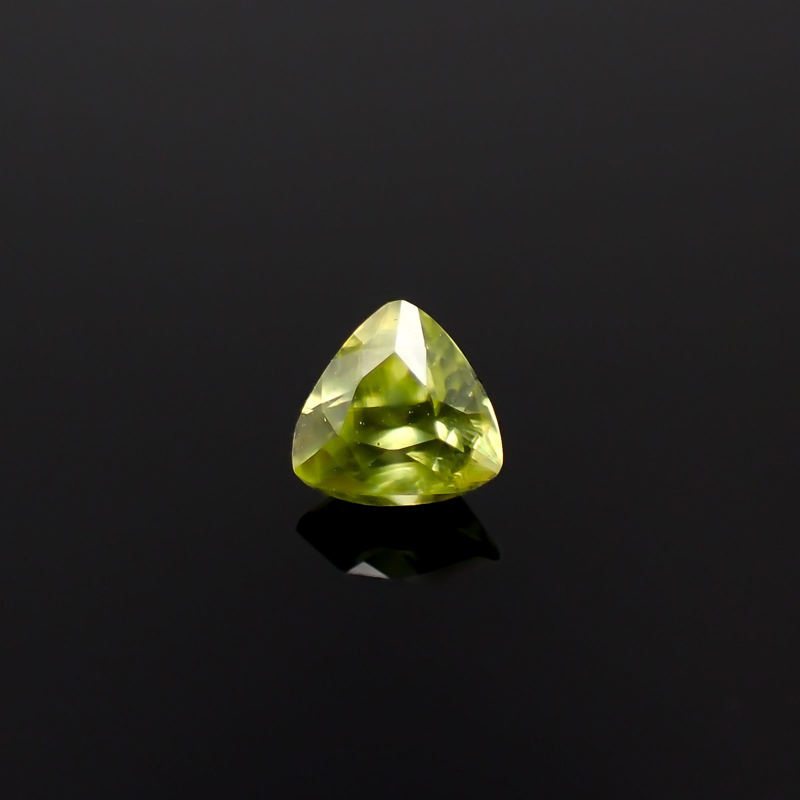 スフェーン マダガスカル産 0.27ct[240627905]3.8x3.8mm前後
