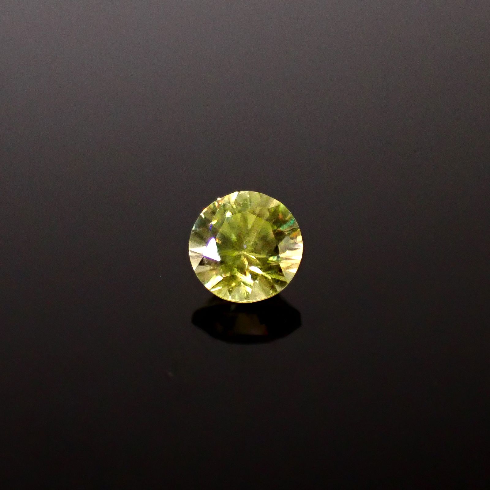 スフェーン(宝石名スフェーン)マダガスカル産 識別済 0.43ct / 4.5x4.5mm前後 [251231363]