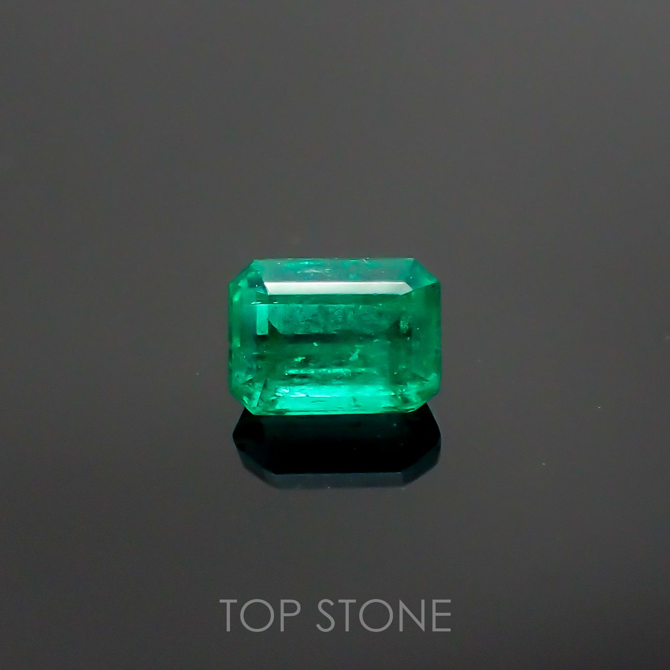 エメラルド(宝石名エメラルド) コロンビア産 0.529ct ソ付(彩珠)[210711685]5.5×3.9mm前後