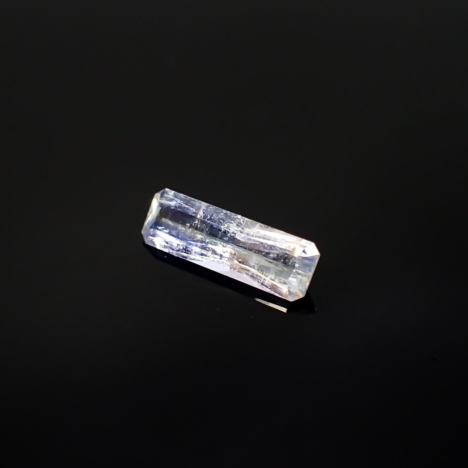 ジェレメジェバイト(宝石名エレメジェバイト)ナミビア産 ソ付(彩珠) 0.904ct / 11.4x3.6mm前後 [220616455]