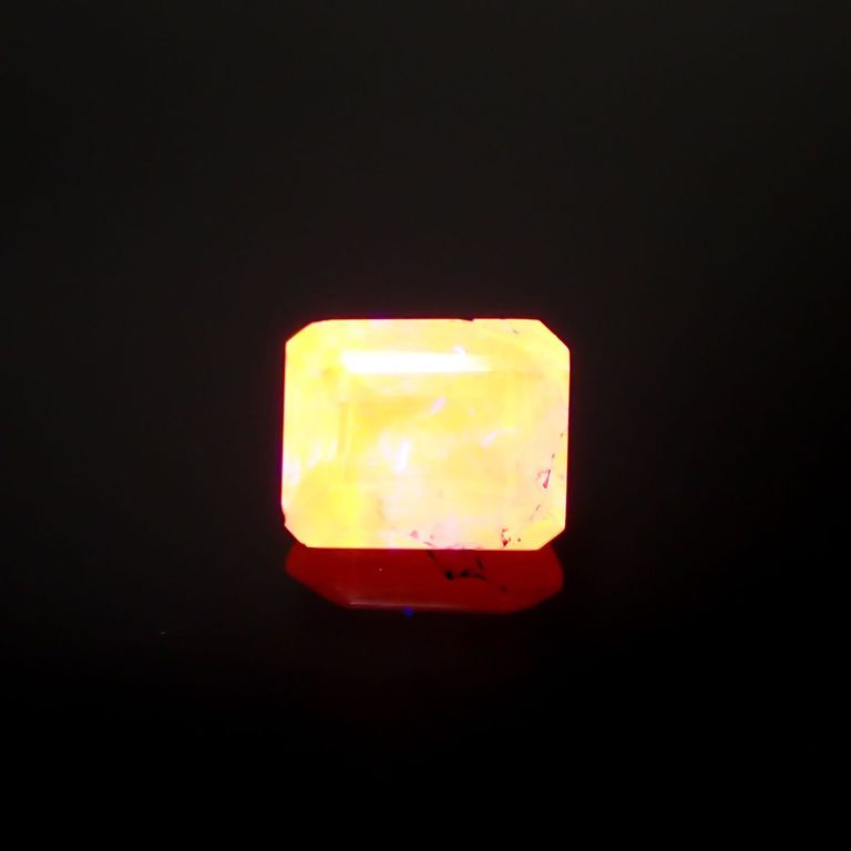 長波365(ライト)の照射で蛍光