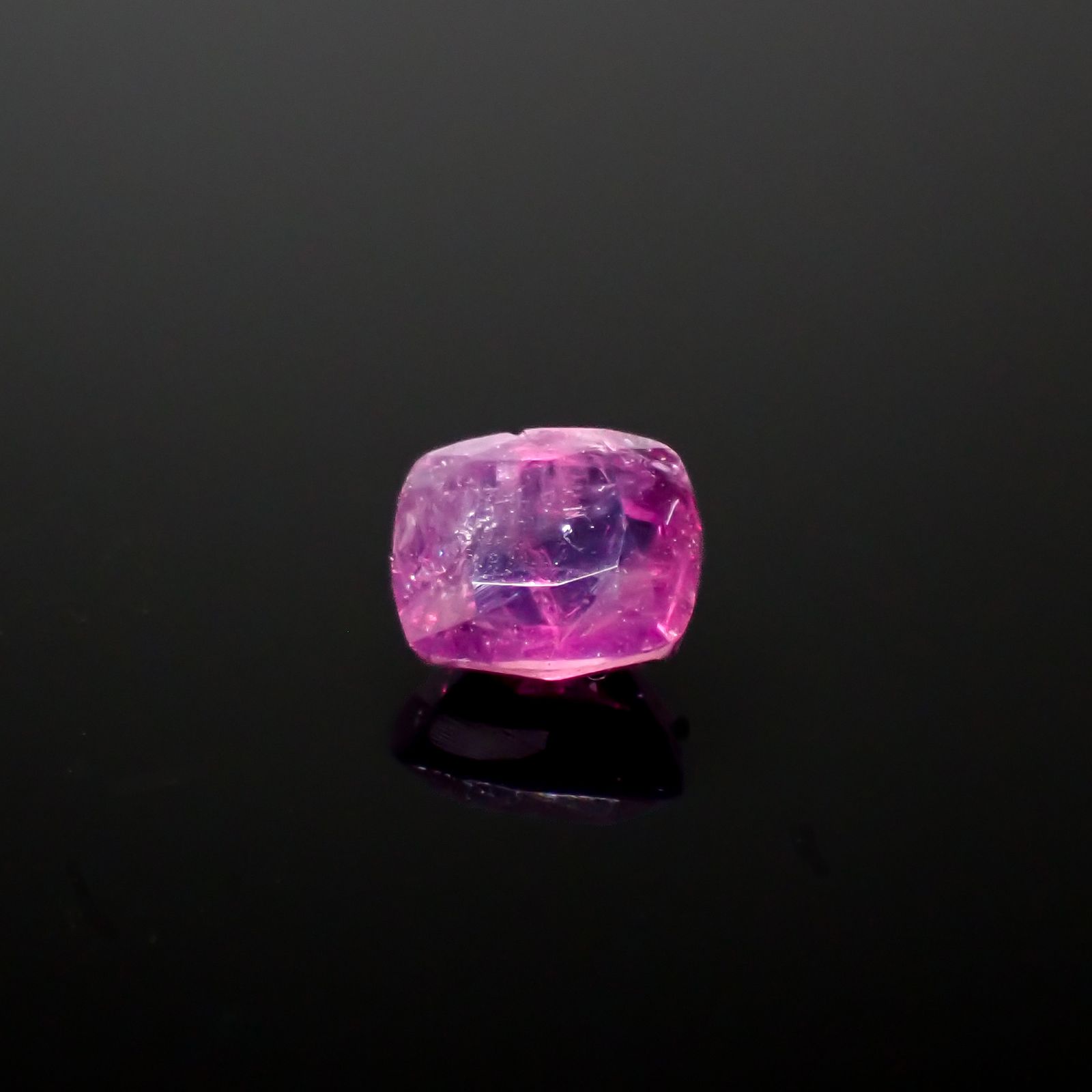 パープルサファイア 非加熱 パキスタン・カシミール地方産 0.81ct[240628405]5.3x4.5mm前後