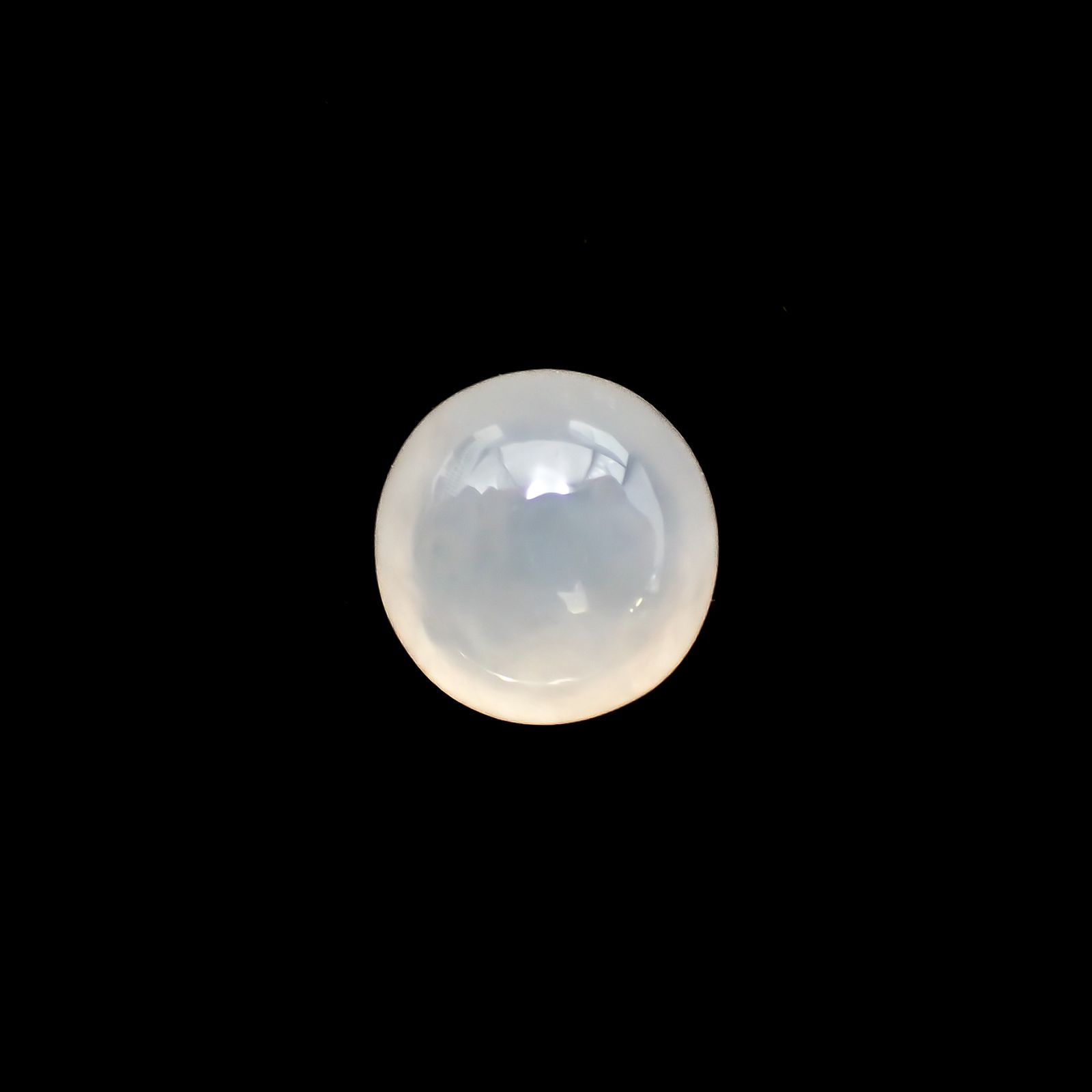 白翡翠(宝石名ホワイト・ジェダイト(翡翠))ビルマ産 1.722ct ソ付(彩珠)[230823224]7.3x7mm前後