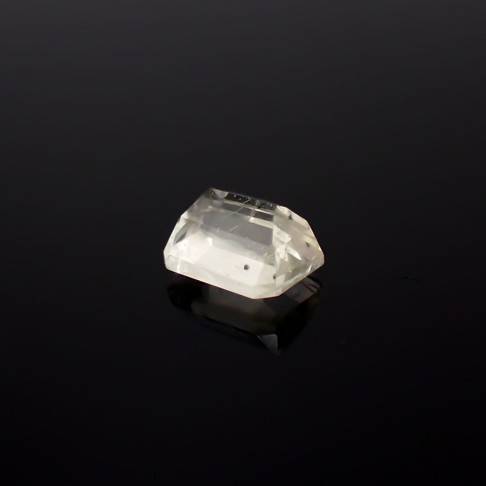 リューサイト(宝石名リューサイト)イタリア産 0.88ct 識別済[231225049]6.3x4.9mm前後