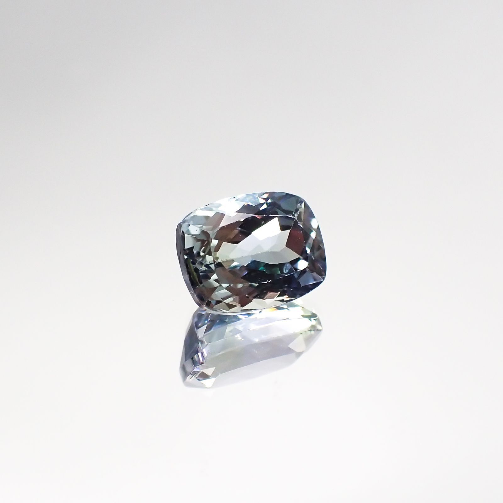 パーティカラータンザナイト(宝石名タンザナイト) タンザニア産 2.316ct ソ付(彩珠)[210711639]8.3×6.3mm前後